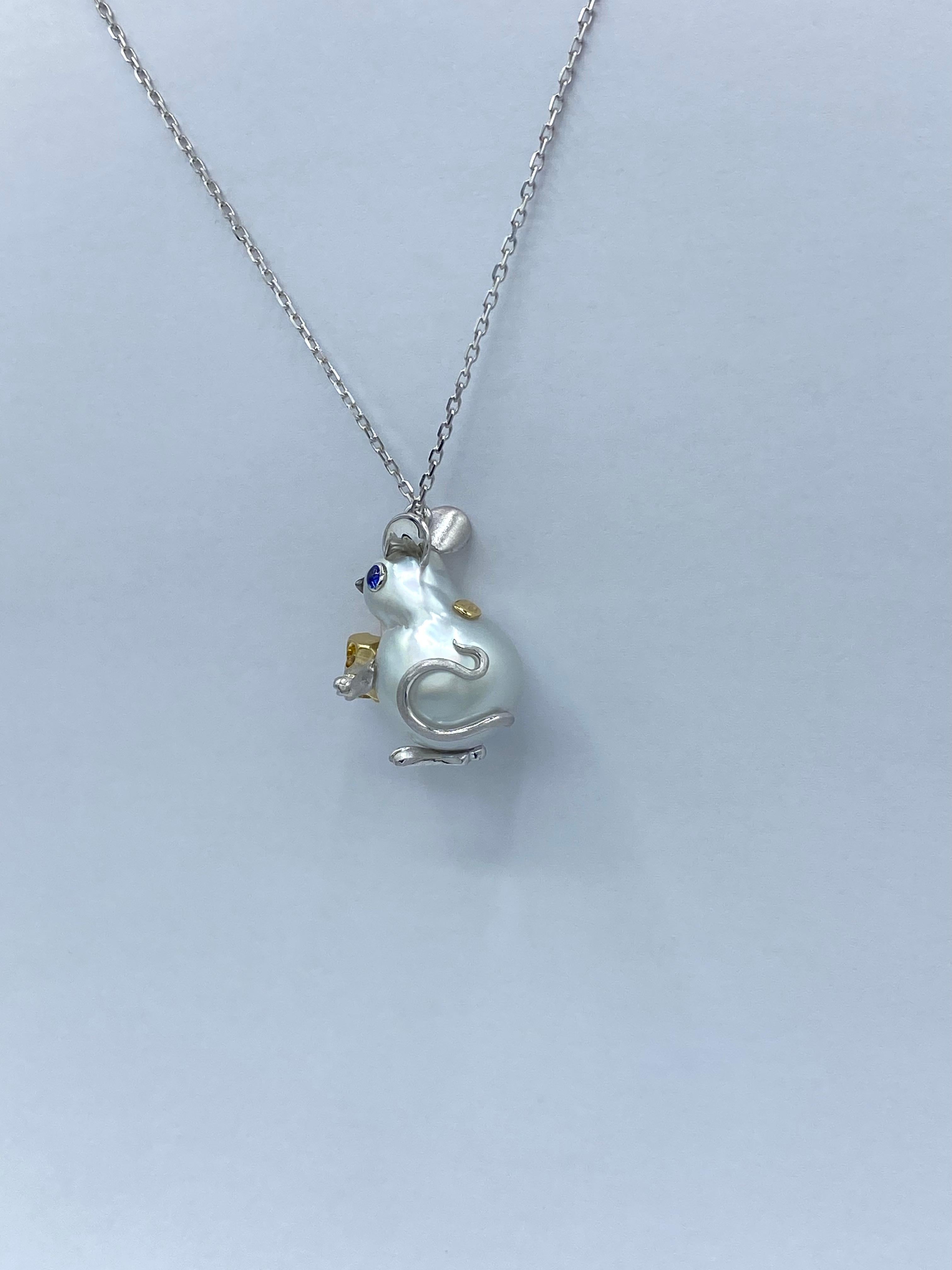 Collana con ciondolo topolino in oro 18Kt perla Australiana e zaffiri in vendita 2
