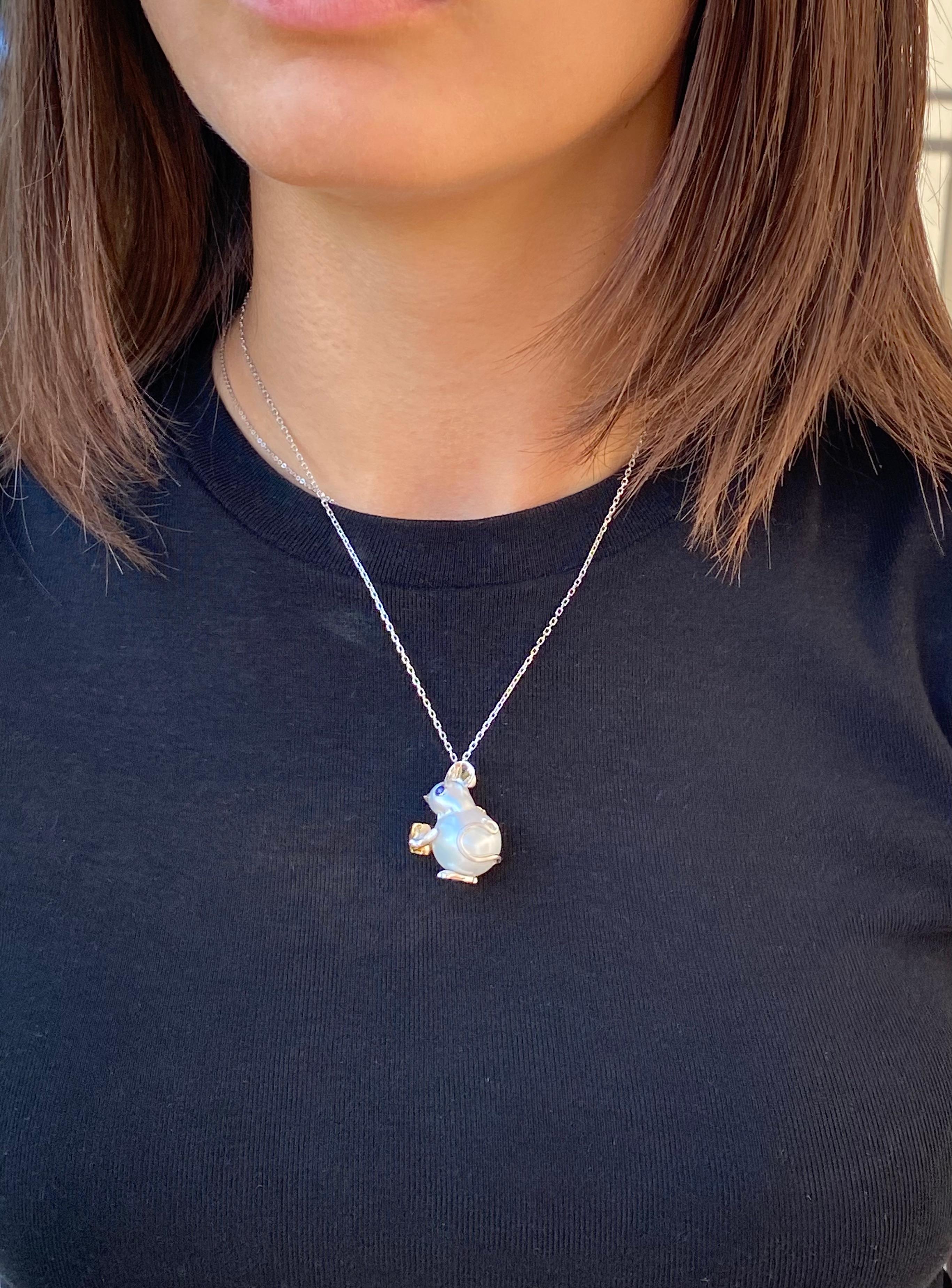 Collana con ciondolo topolino in oro 18Kt perla Australiana e zaffiri in vendita 3