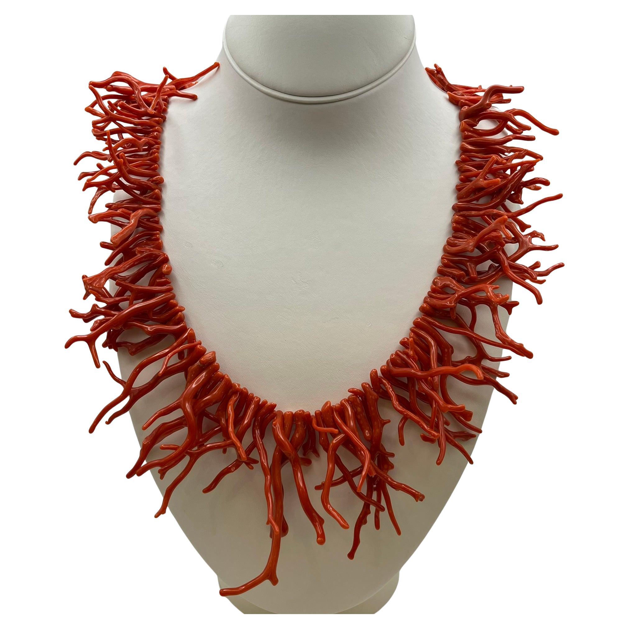 Collar de rama de coral mediterráneo con cierre de oro de 18 kt.