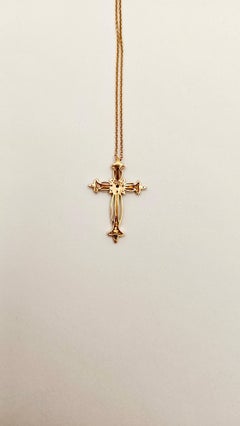 Collana con Pendente a Croce Gotica in Oro Rosa, Diamanti e Diamante nero