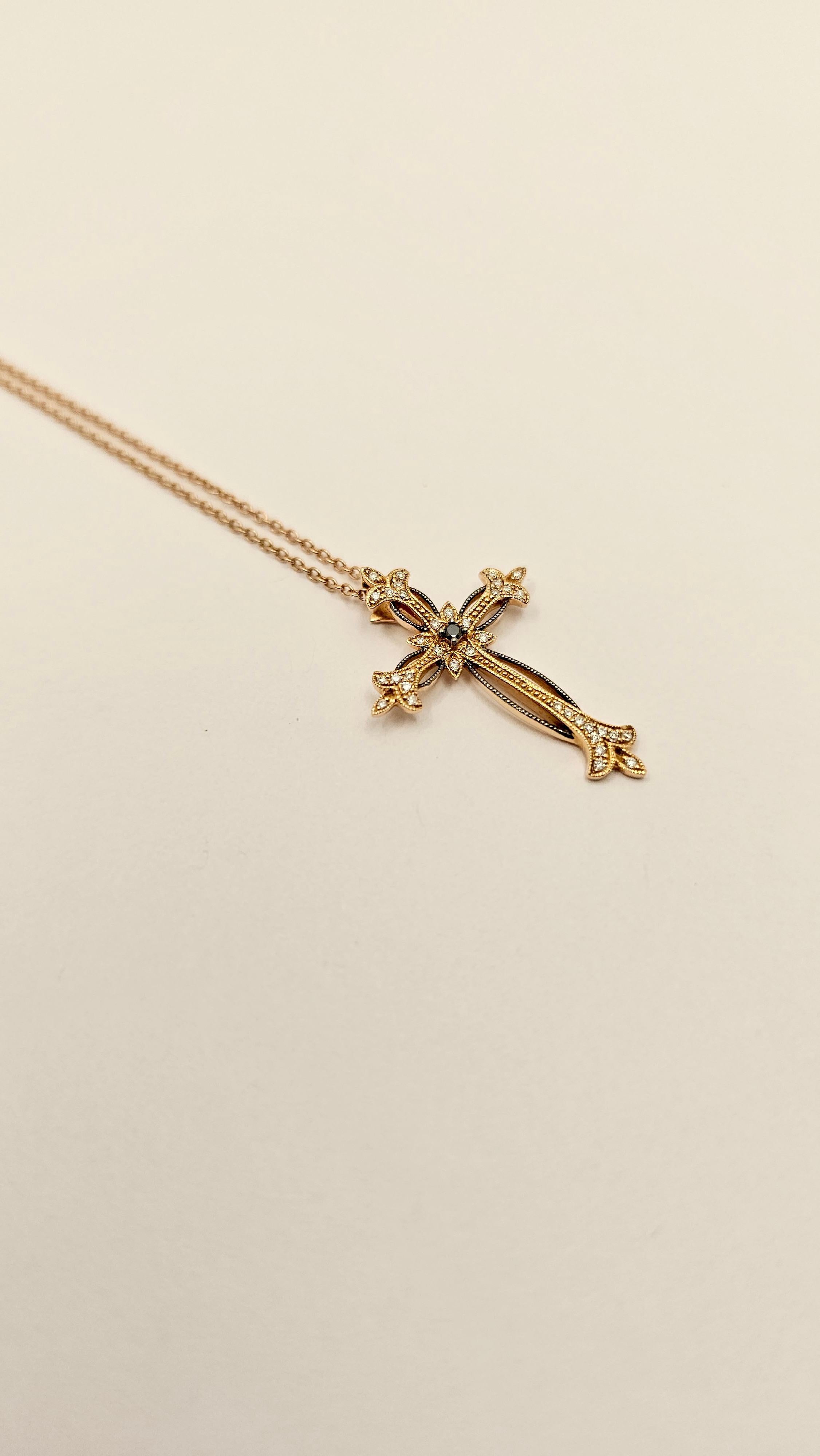 Brilliant Cut Collana con Pendente a Croce Gotica in Oro Rosa, Diamanti e Diamante nero For Sale