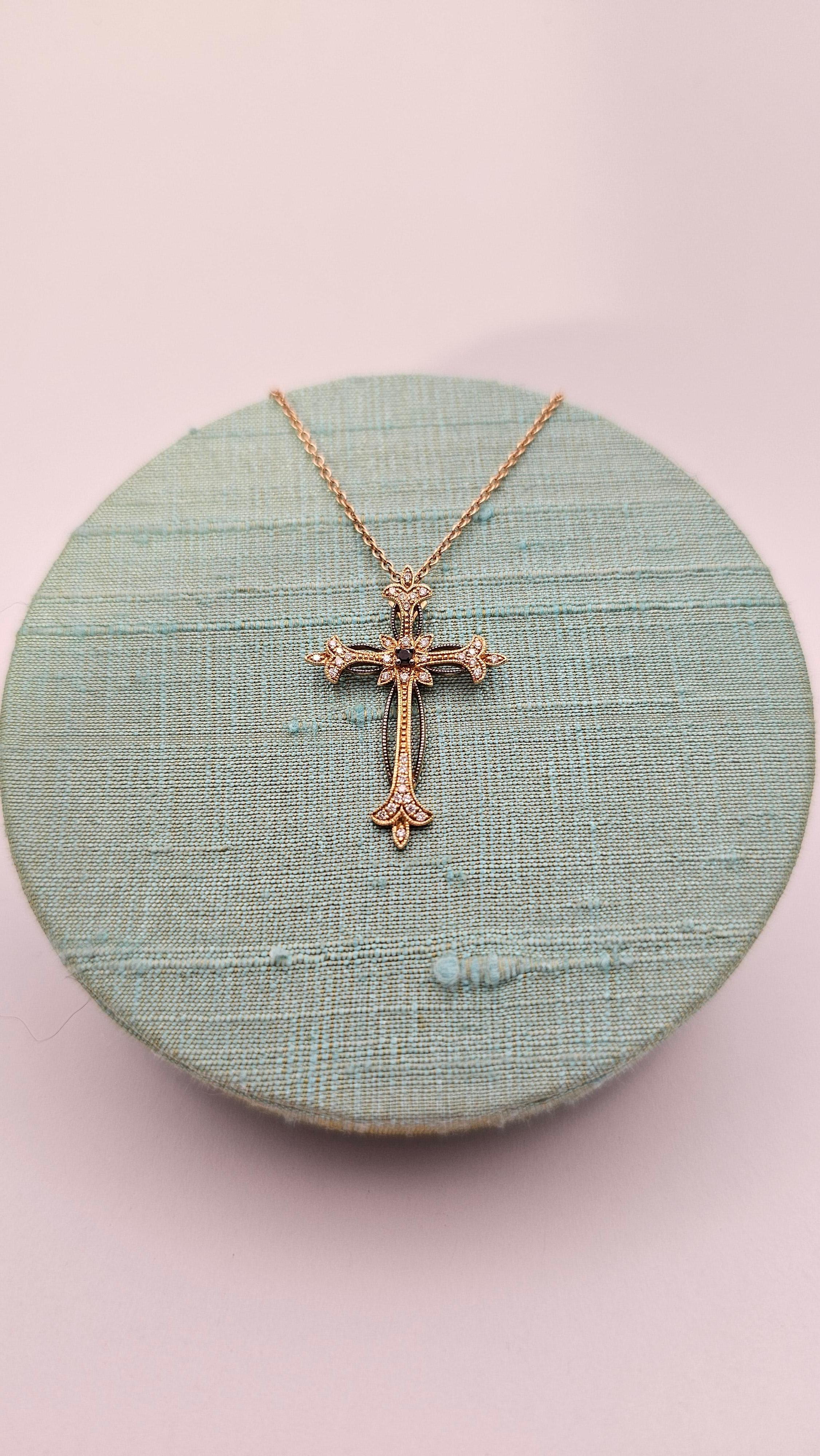 Collana con Pendente a Croce Gotica in Oro Rosa, Diamanti e Diamante nero For Sale 2