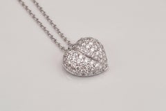 Halskette mit gewölbtem Herzanhänger aus 18 Karat Weißgold und Diamant-Pavé