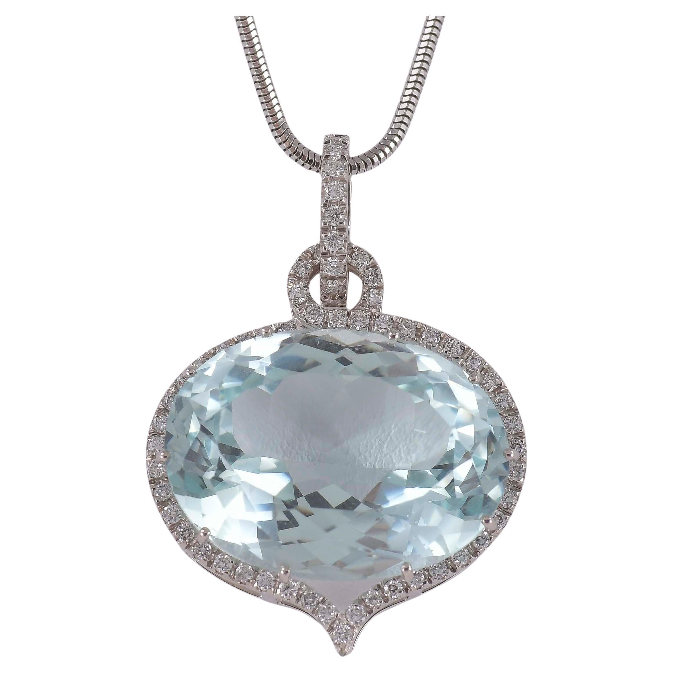 Collana con pendente ciondolo con Acquamarina e Diamanti For Sale
