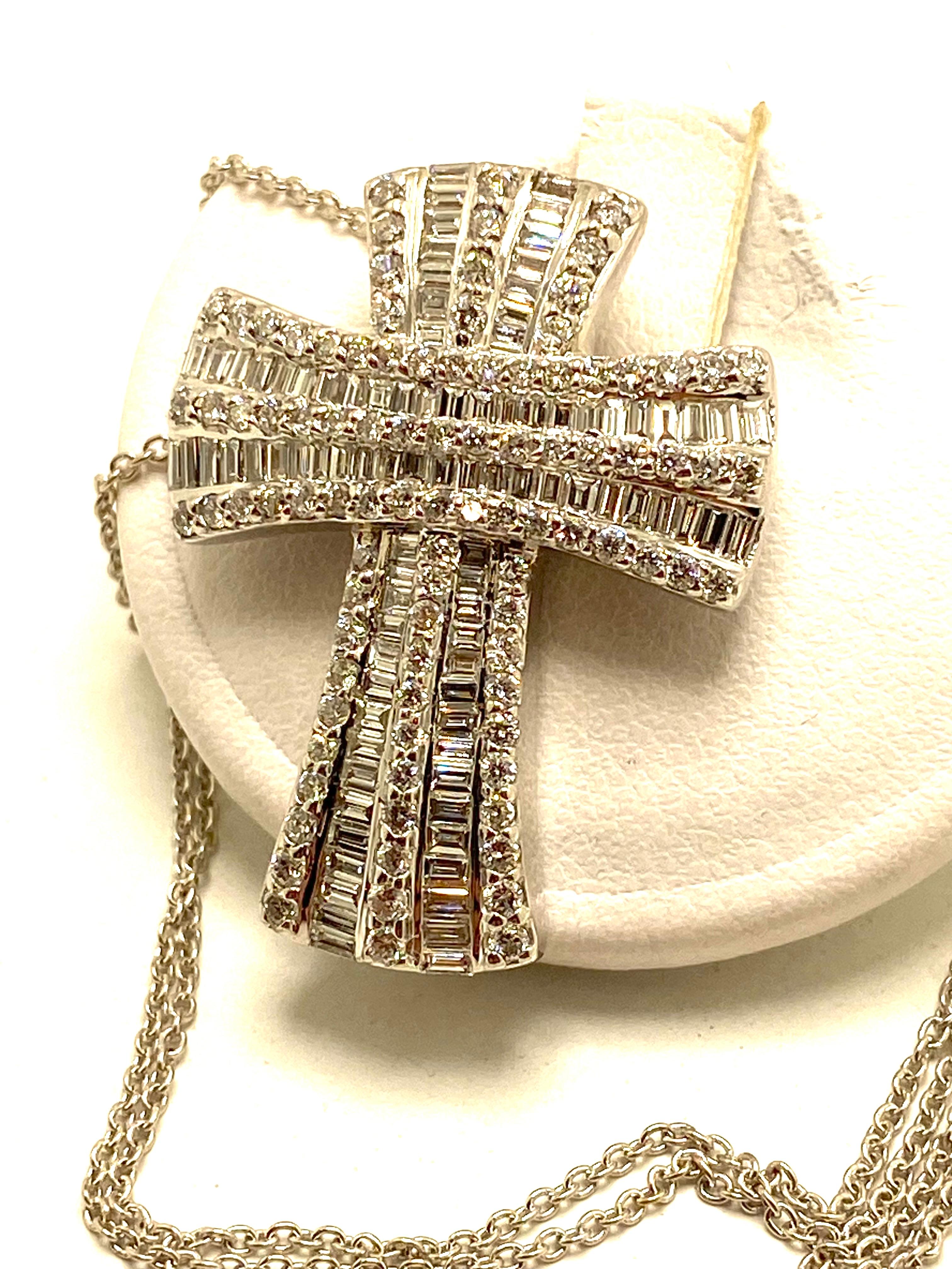 Baguette Cut Collier croix en diamant taillé en brillant avec baguette en vente