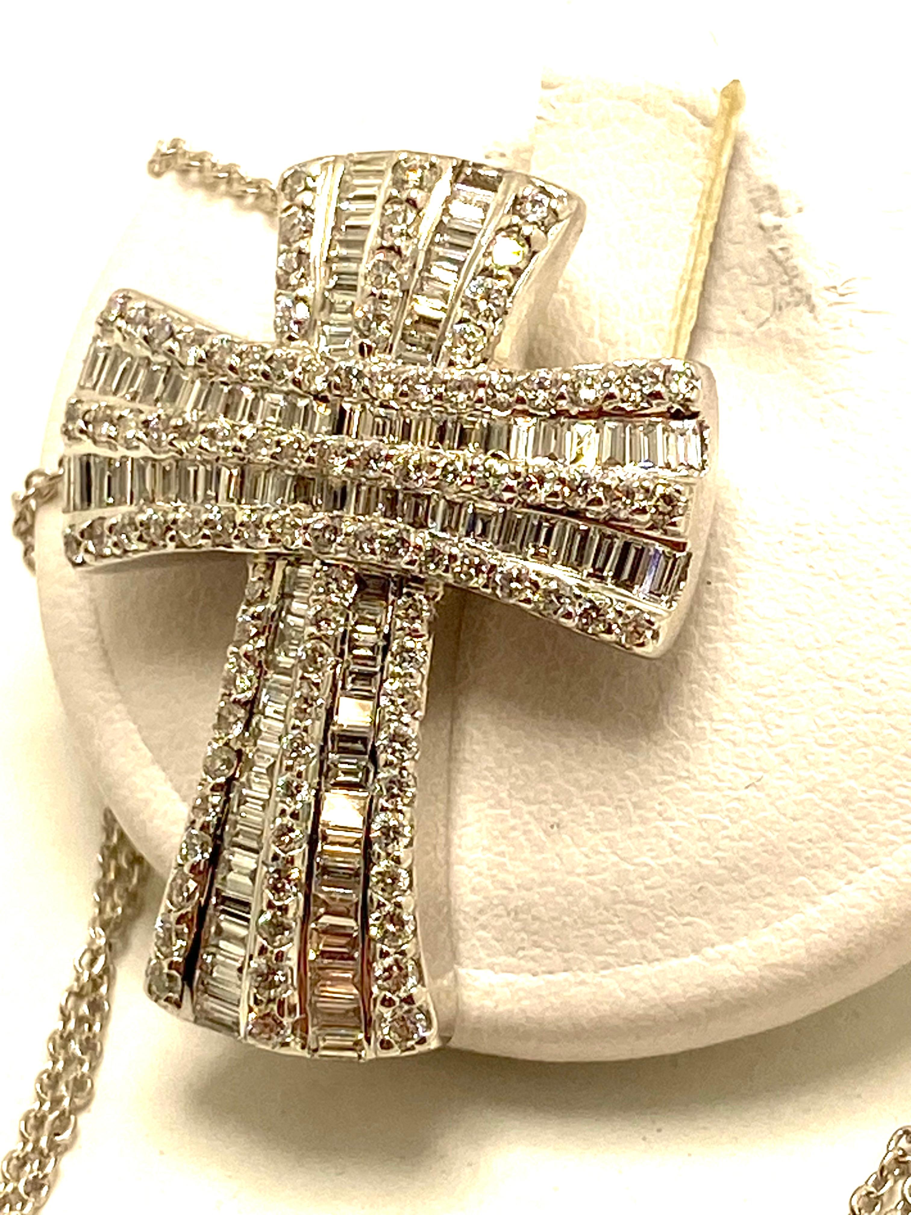 Collier croix en diamant taillé en brillant avec baguette Neuf - En vente à Roma, IT