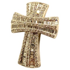 Collier croix en diamant taillé en brillant avec baguette