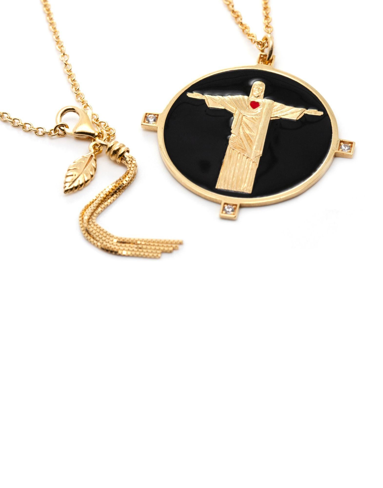 Collana Corcovado in argento 925 placcato oro, smaltata a mano con smalto di colore nero.

La collezione, caratterizzata da un design unico, innovativo e genderless, è composta da ciondoli e anelli smaltati, realizzati in argento 925 placcato oro 18