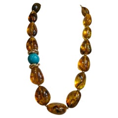 Collar de ámbar báltico con esfera de turquesa