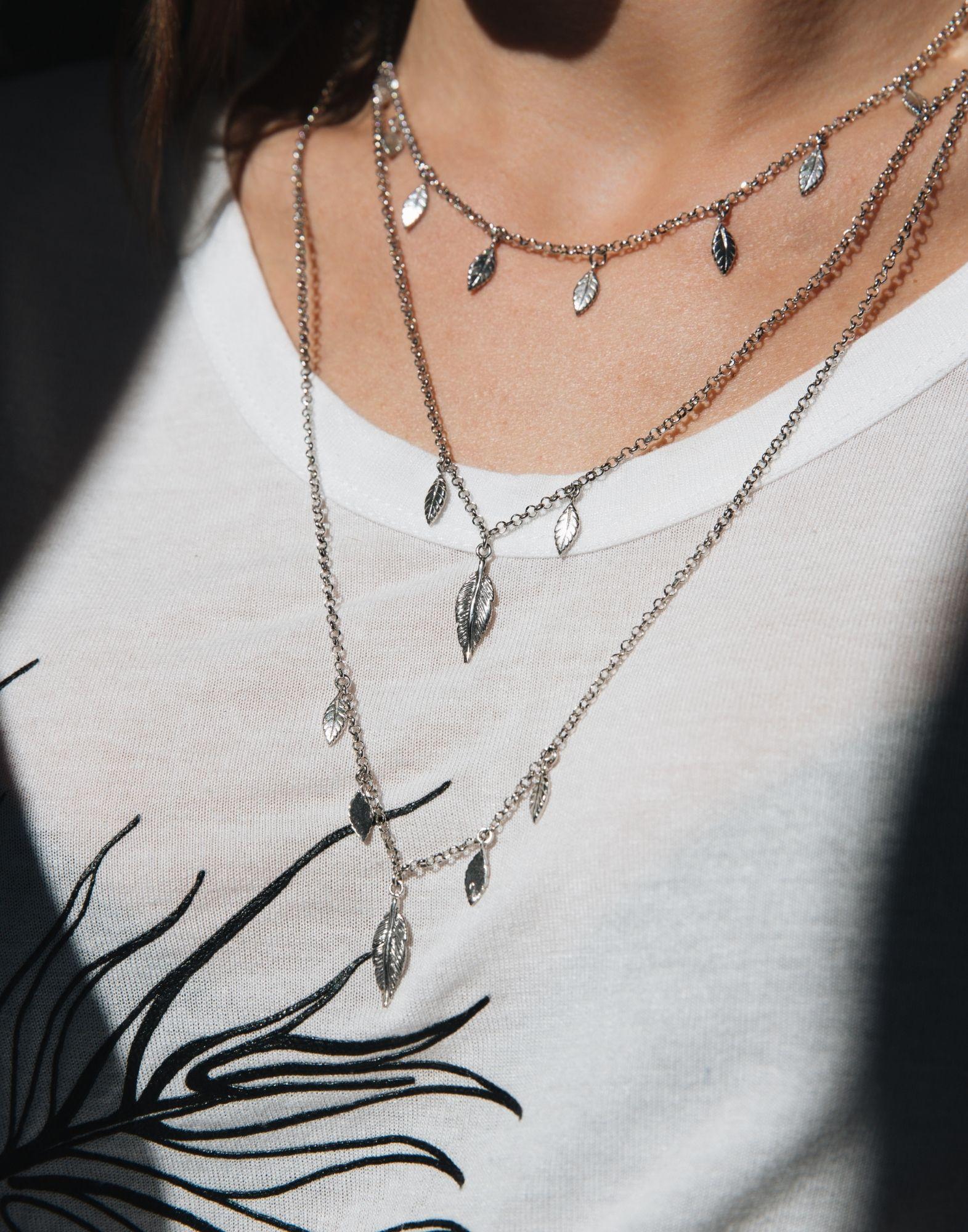 Collana doppia con Piume.

La leggerezza della catena e delle piume rendono questa collana perfetta da indossare in ogni occasione. La piuma riprende l’arte plumaria degli Indios del Brasile utilizzata in passato per esprimere una quantità di