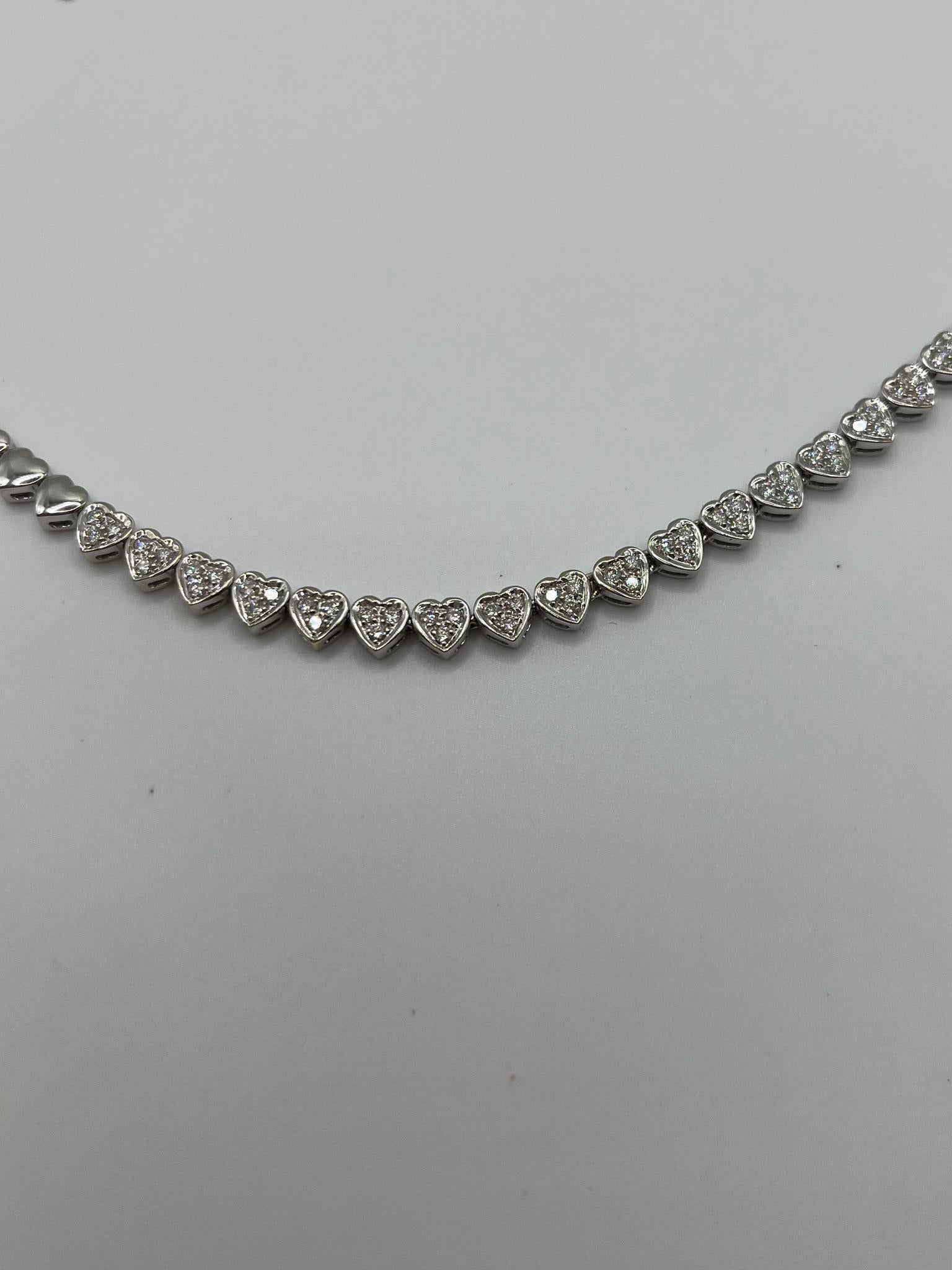 Collier cœur en or blanc 18 carats avec diamants blancs naturels en vente 4