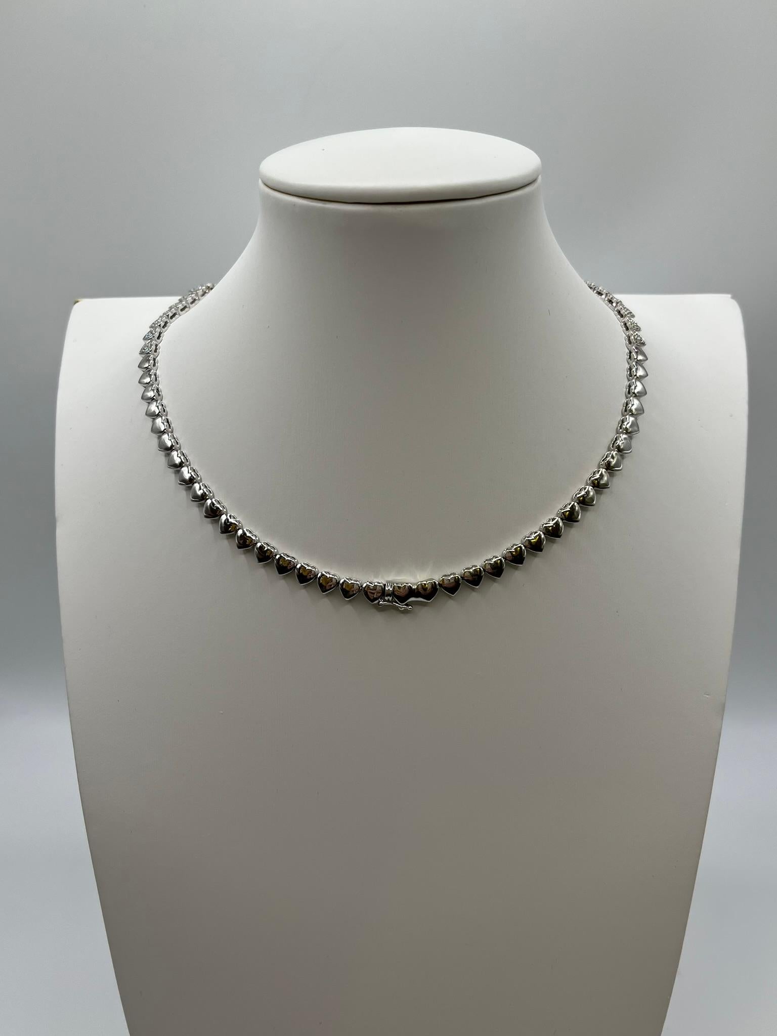 Moderne Collier cœur en or blanc 18 carats avec diamants blancs naturels en vente