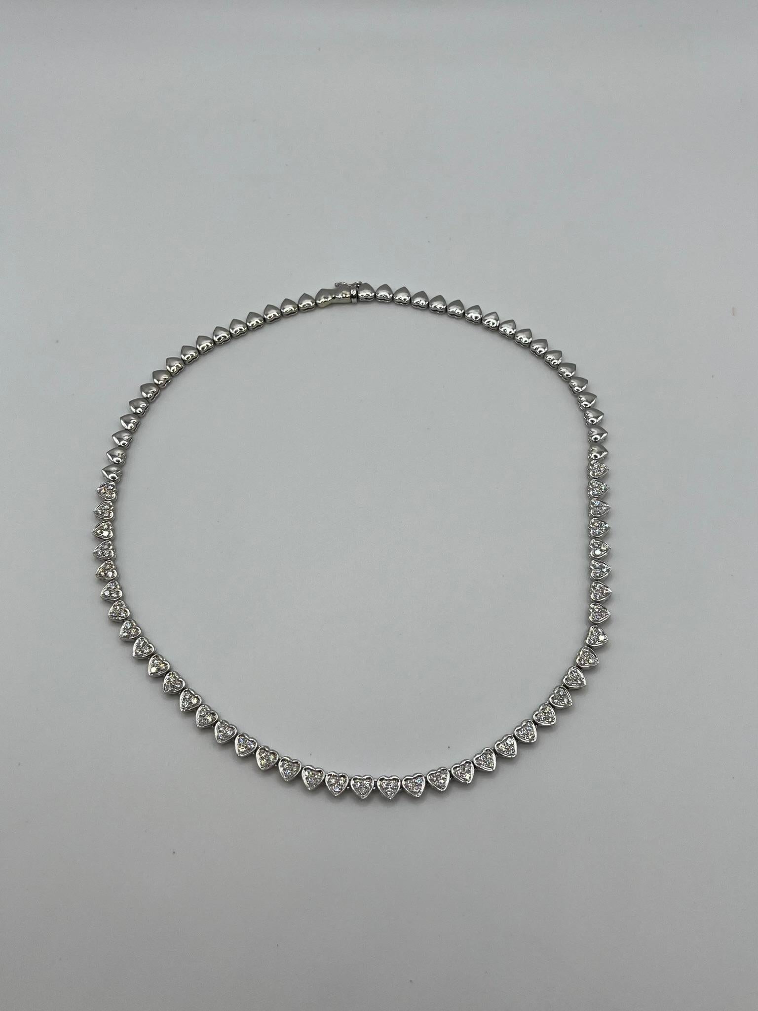 Taille brillant Collier cœur en or blanc 18 carats avec diamants blancs naturels en vente