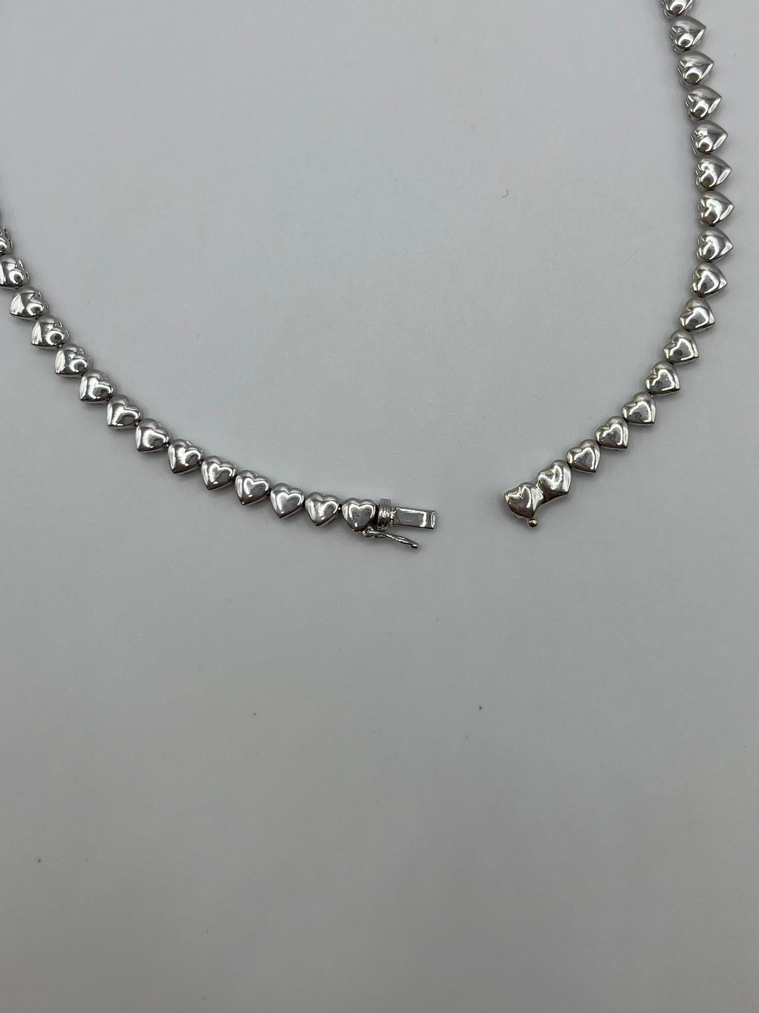 Collier cœur en or blanc 18 carats avec diamants blancs naturels en vente 1