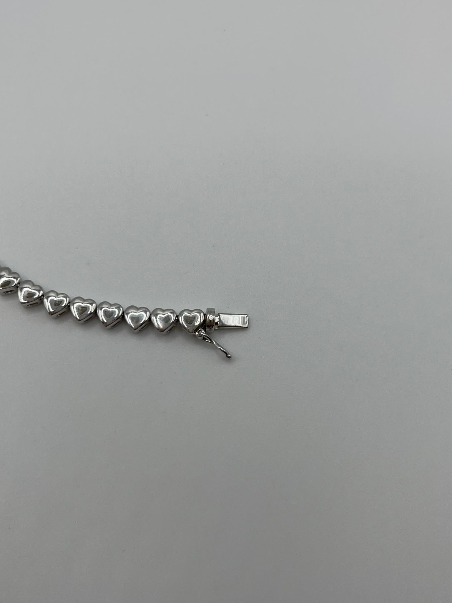Collier cœur en or blanc 18 carats avec diamants blancs naturels en vente 2