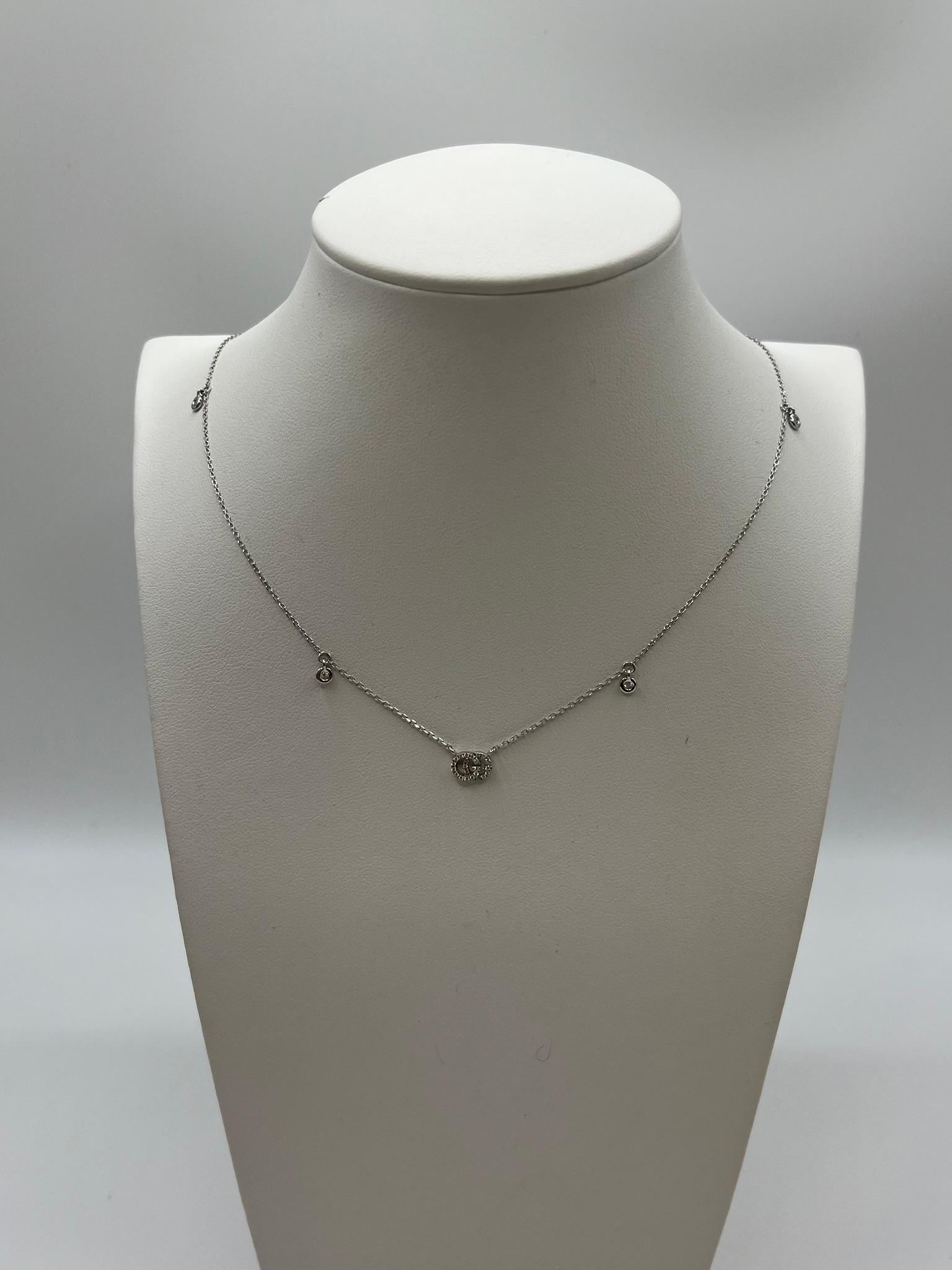 Raffnata collana a girocollo Gucci appartenente alla collezione Running G. La catena è realizzata in oro bianco 18 kt. 750/00 con dei diamanti bianchi naturali tagliati a brillante inseriti nella sua lunghezza. L'iconica doppia G spicca al centro