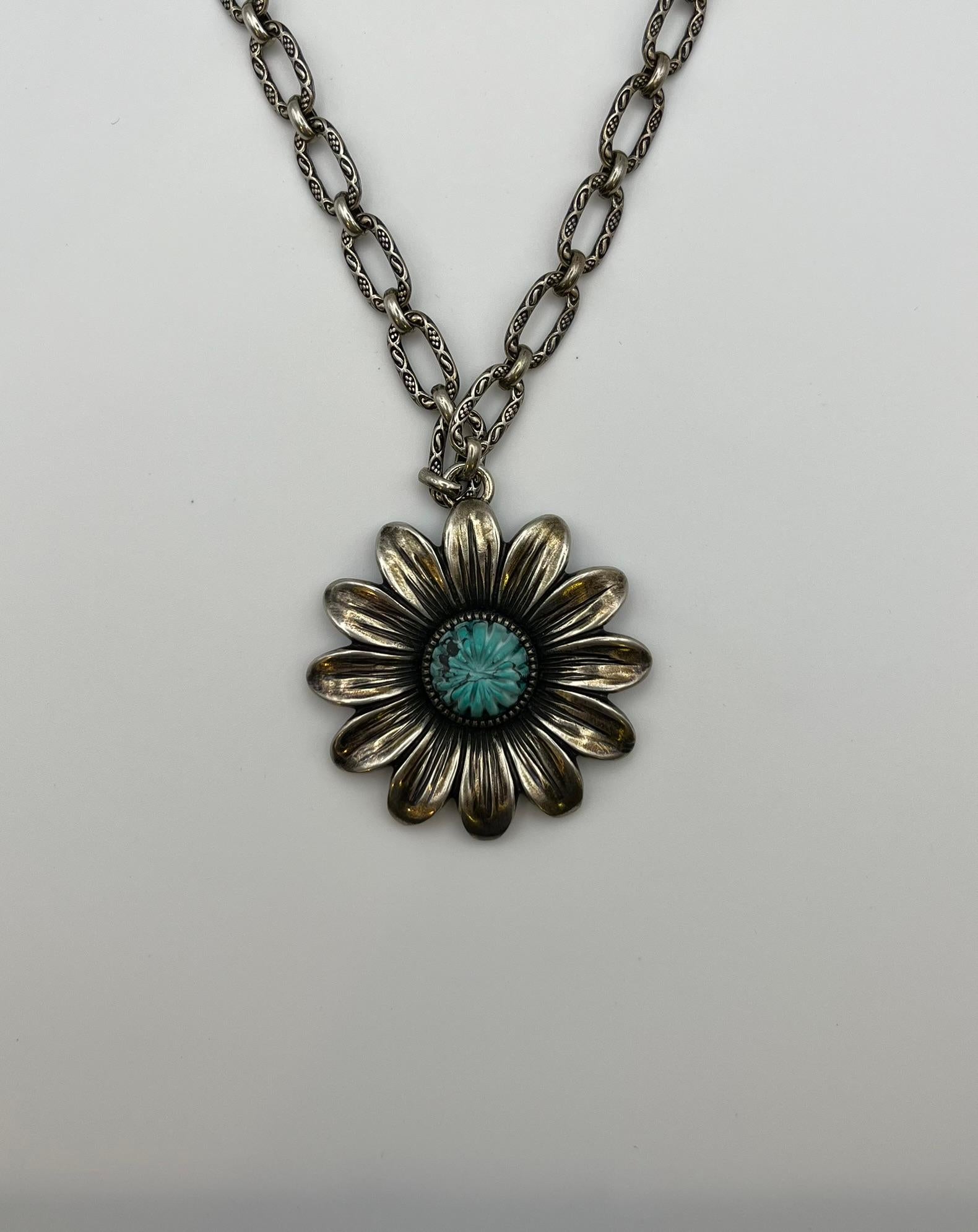 Gucci-Halskette mit türkisfarbenem Emaille- und Silberblumen-Anhänger (Moderne) im Angebot