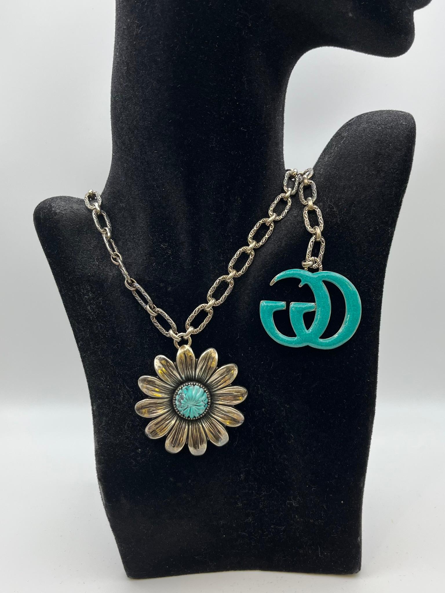 Gucci-Halskette mit türkisfarbenem Emaille- und Silberblumen-Anhänger im Angebot 6