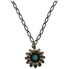 Gucci-Halskette mit türkisfarbenem Emaille- und Silberblumen-Anhänger