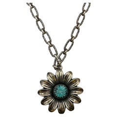 Gucci-Halskette mit türkisfarbenem Emaille- und Silberblumen-Anhänger