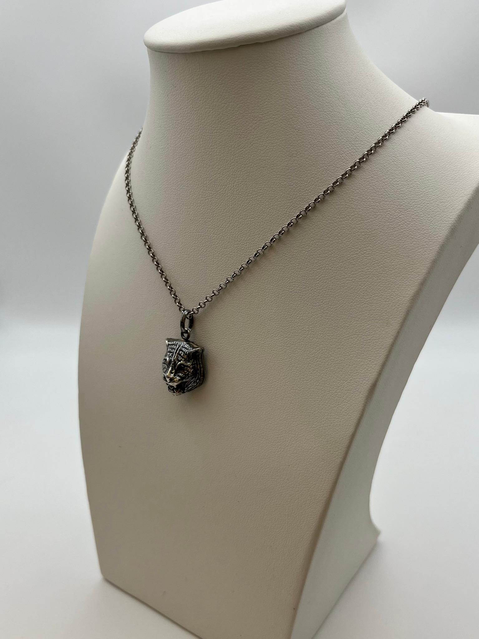 Gucci Collana in argento con ciondolo a testa di felino. Realizzata in Italia con argento sterling 925, la collana con testa di felino Gucci è una splendida realizzazione dell'amore di Gucci per la natura e gli animali. La catena misura circa 52