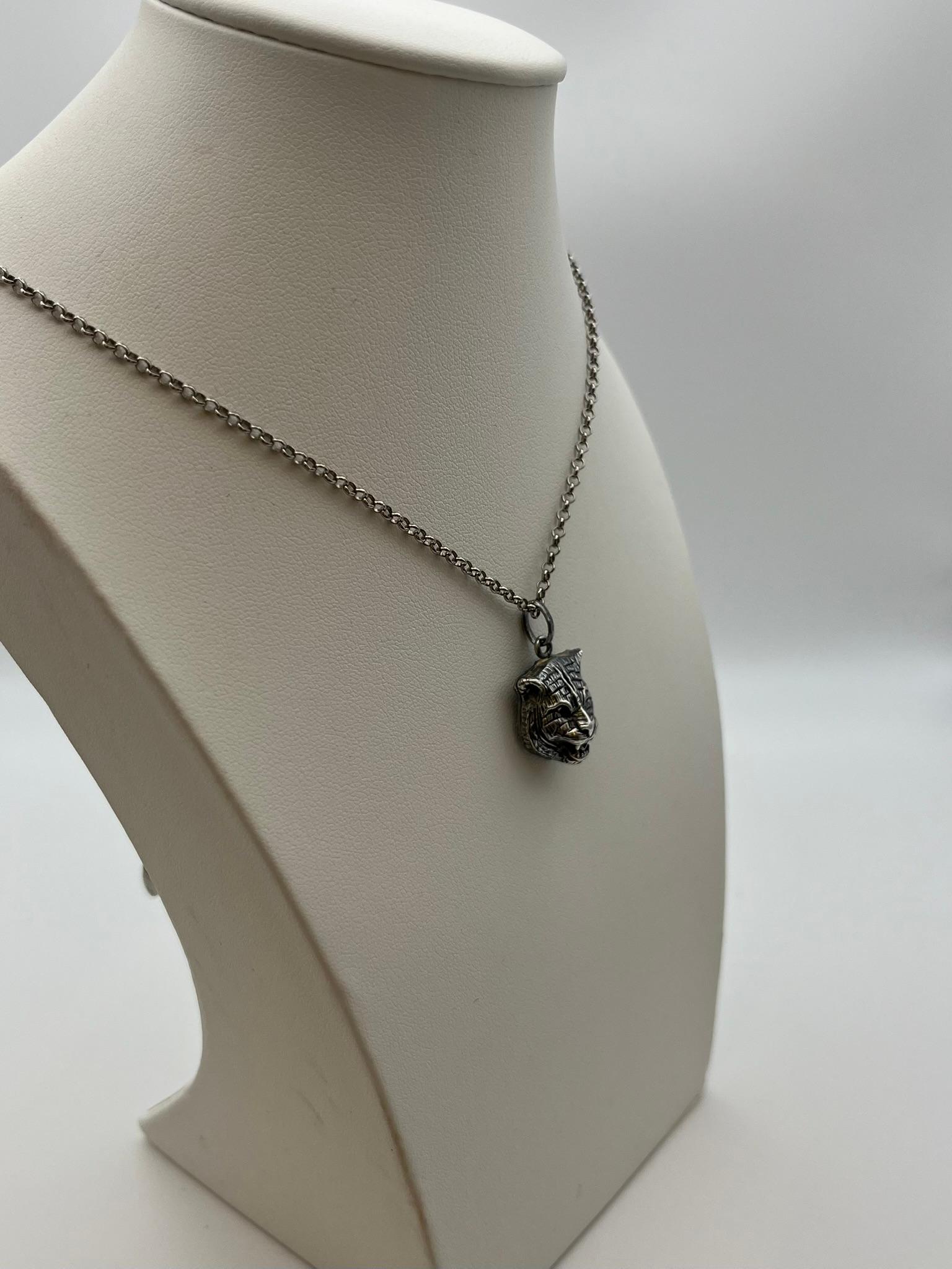 Moderno Collana Gucci con testa di felino in argento 925 in vendita