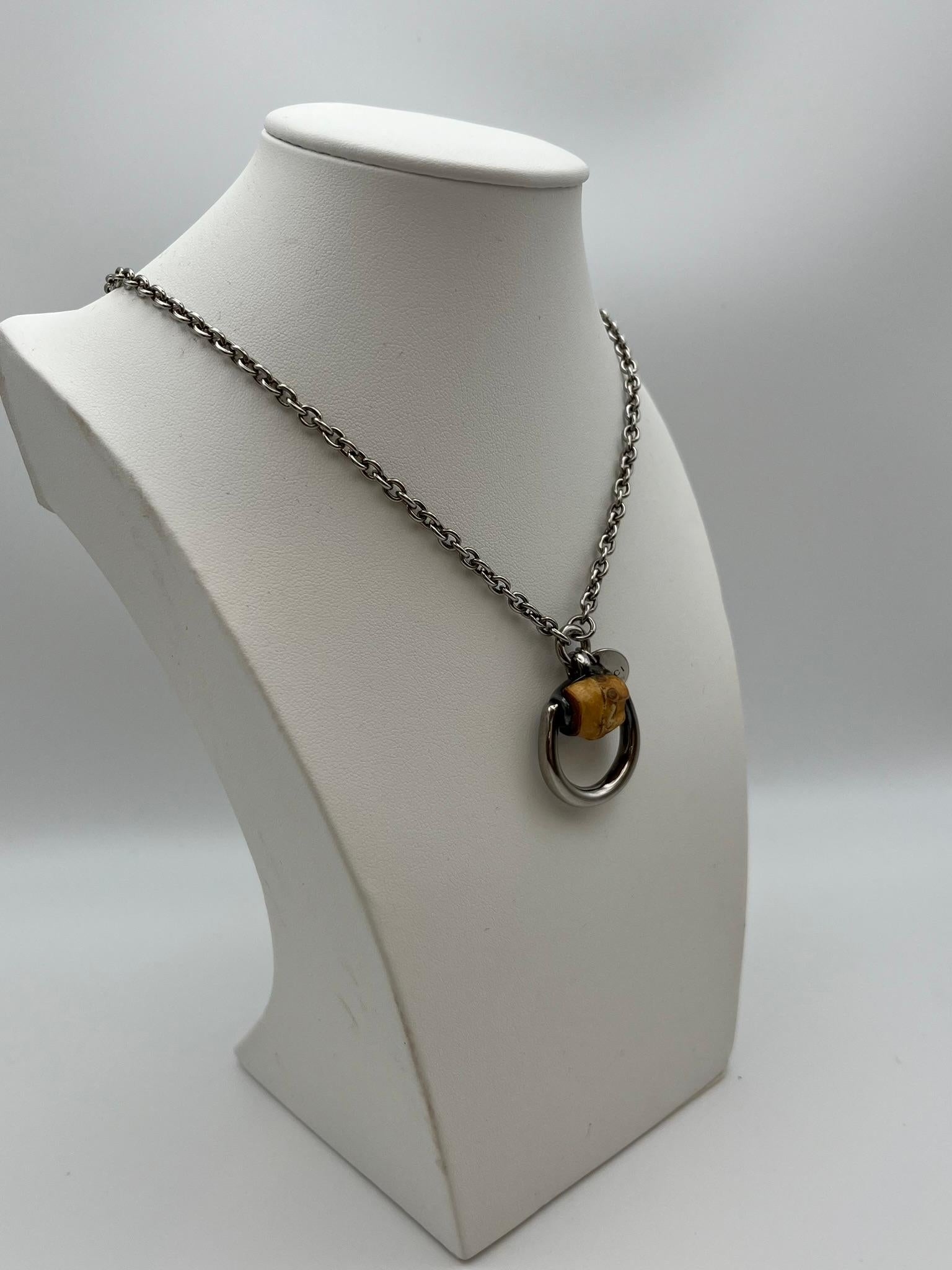 Moderne Collier Gucci à mors de cheval avec bambou argenté en vente