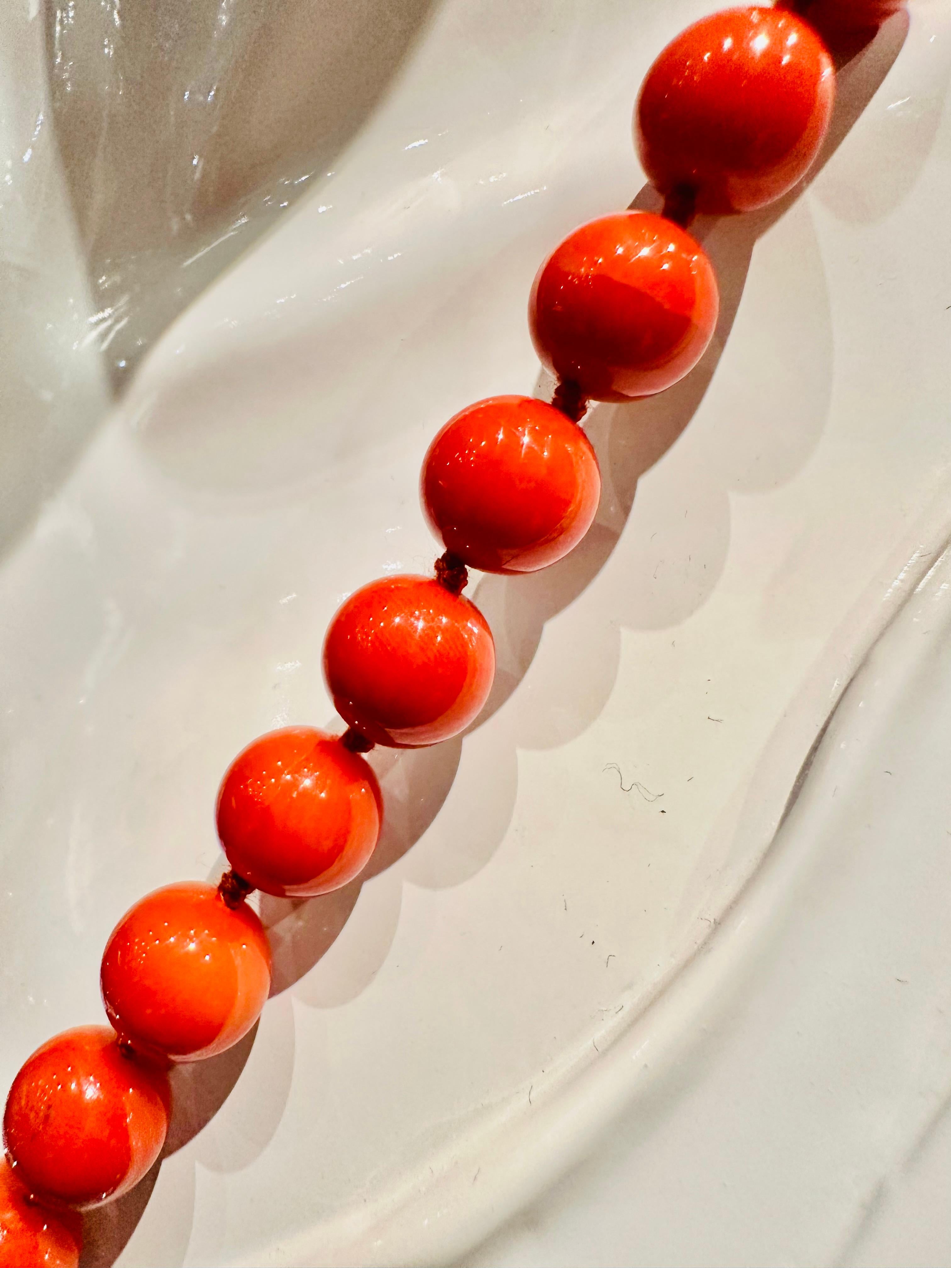 Round Cut Collana in Corallo Rosso di Sardegna con Chiusura in Oro 18kt in vendita