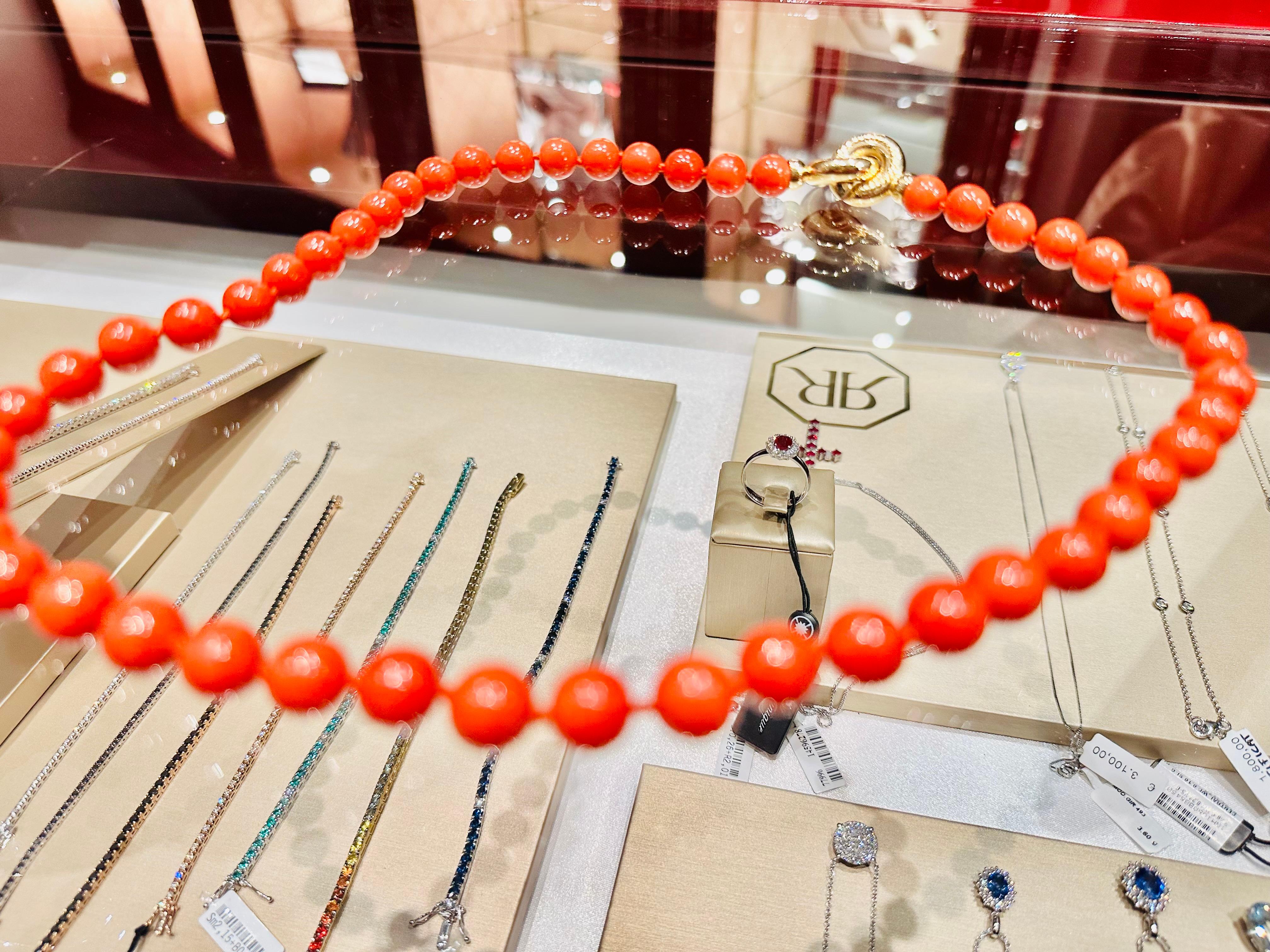 Donna Collana in Corallo Rosso di Sardegna con Chiusura in Oro 18kt in vendita