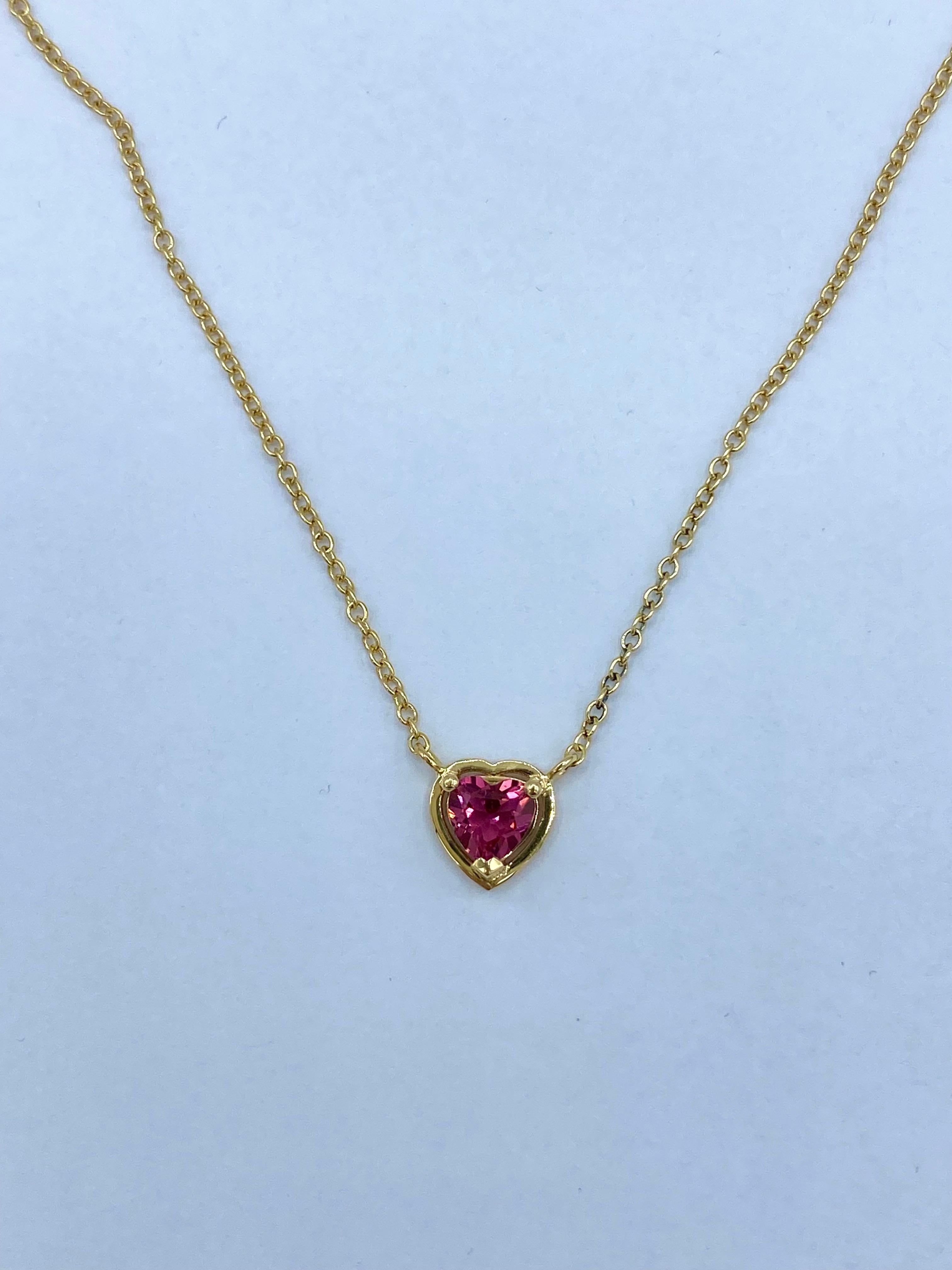 Collana in oro 18Kt con centrale a cuore in tormalina rosa Made in Italy For Sale 3