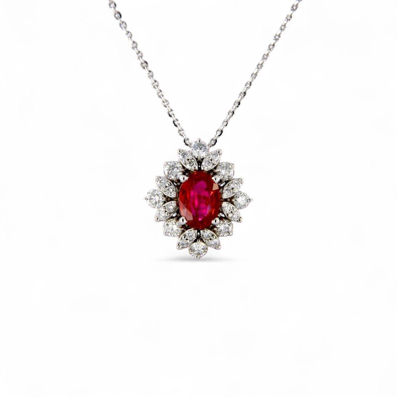 Eleganza, equilibrio e brillantezza si incontrano in questa raffinata collana artigianale, realizzata in oro bianco 18 carati e impreziosita da un prezioso ciondolo centrale. Protagonista della composizione è un rubino naturale taglio ovale da 0.66