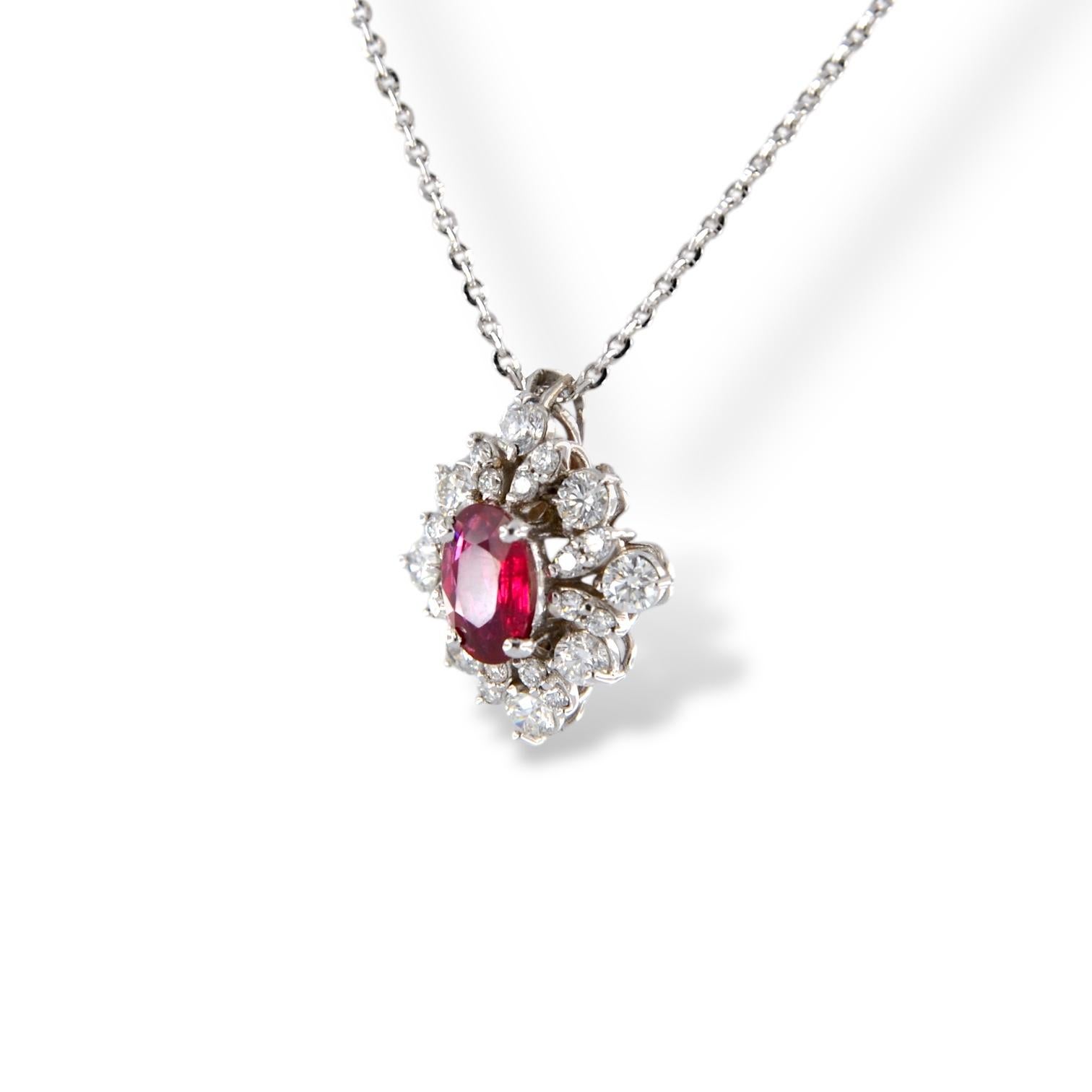 Oval Cut Collana in Oro Bianco 18kt con Rubino Naturale da 0.66 ct e Diamanti da 0.74 ct in vendita