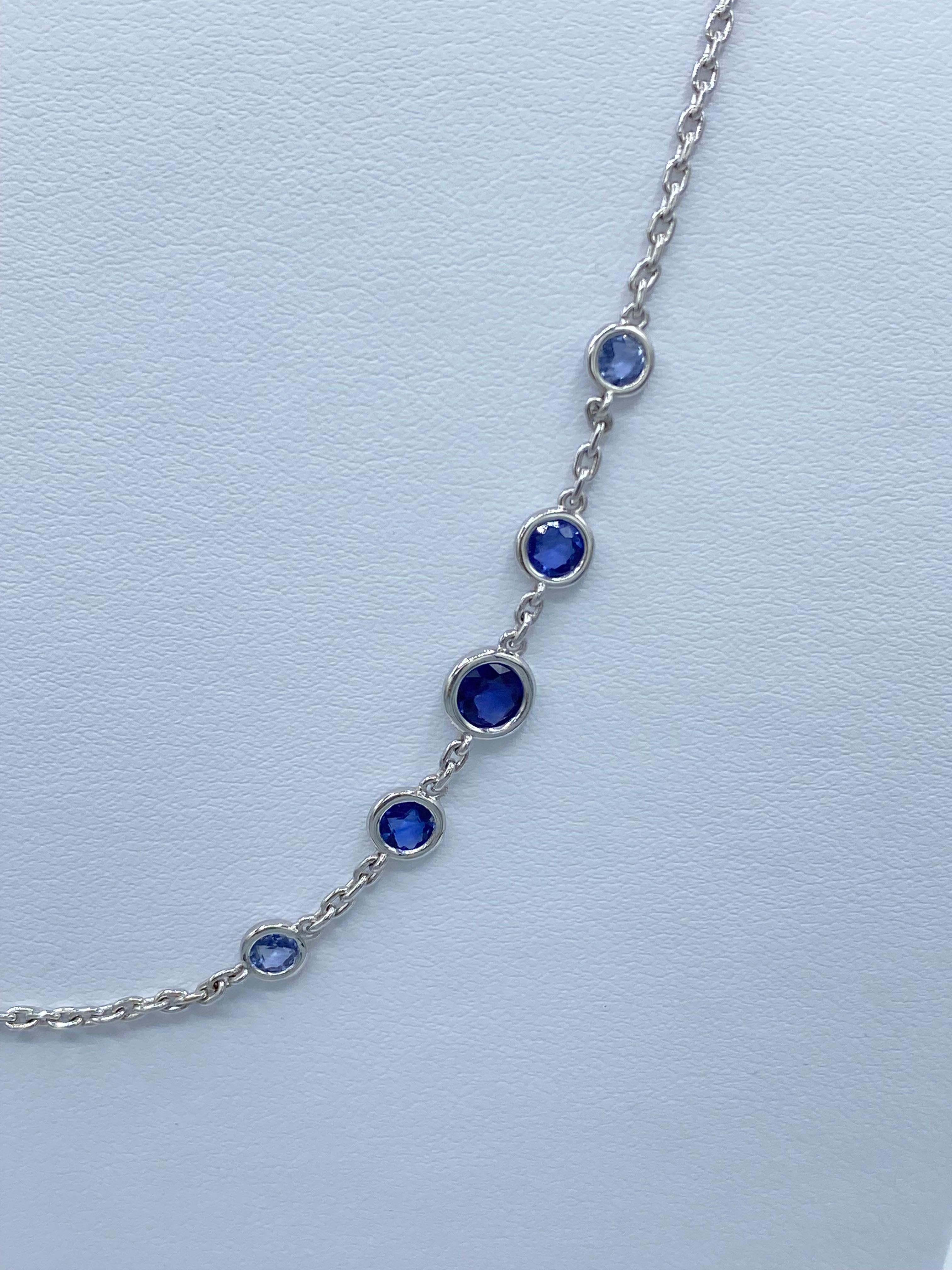 Round Cut Collana in oro bianco 18Kt con zaffiri blu Made in Italy For Sale