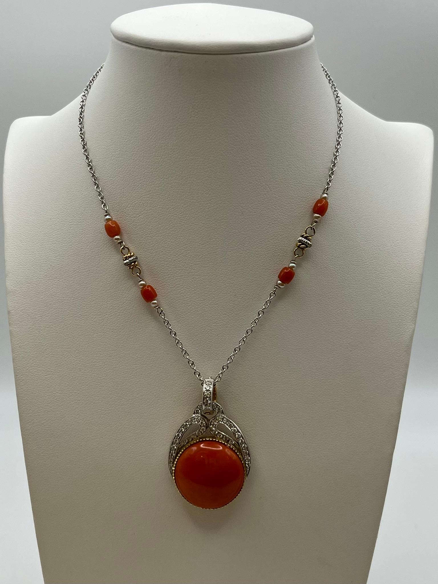 Ce collier en or blanc et jaune 18 carats 750/00 avec des perles et du corail japonais constituerait à lui seul une belle addition à la boîte à bijoux de n'importe qui, mais associé à ce merveilleux pendentif avec du corail japonais et des