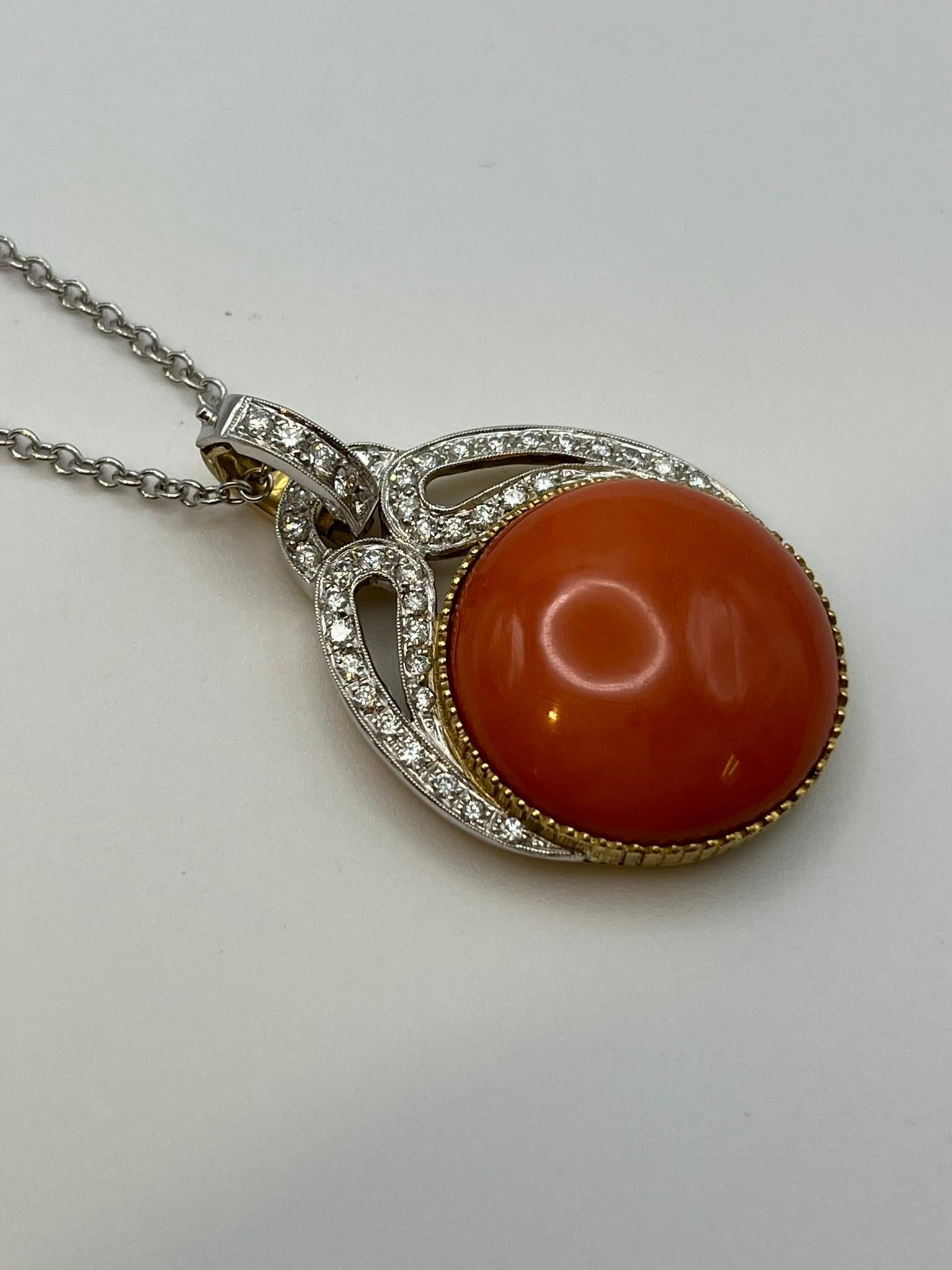 Taille brillant Collier en or blanc et jaune 18 carats avec pendentif en corail japonais en vente