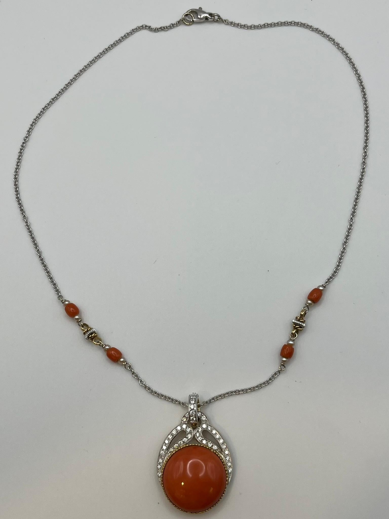 Collier en or blanc et jaune 18 carats avec pendentif en corail japonais Neuf - En vente à Abano Terme, IT