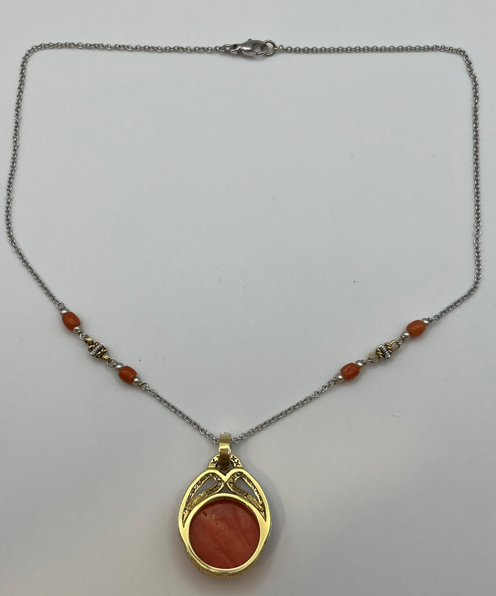Collier en or blanc et jaune 18 carats avec pendentif en corail japonais Pour femmes en vente