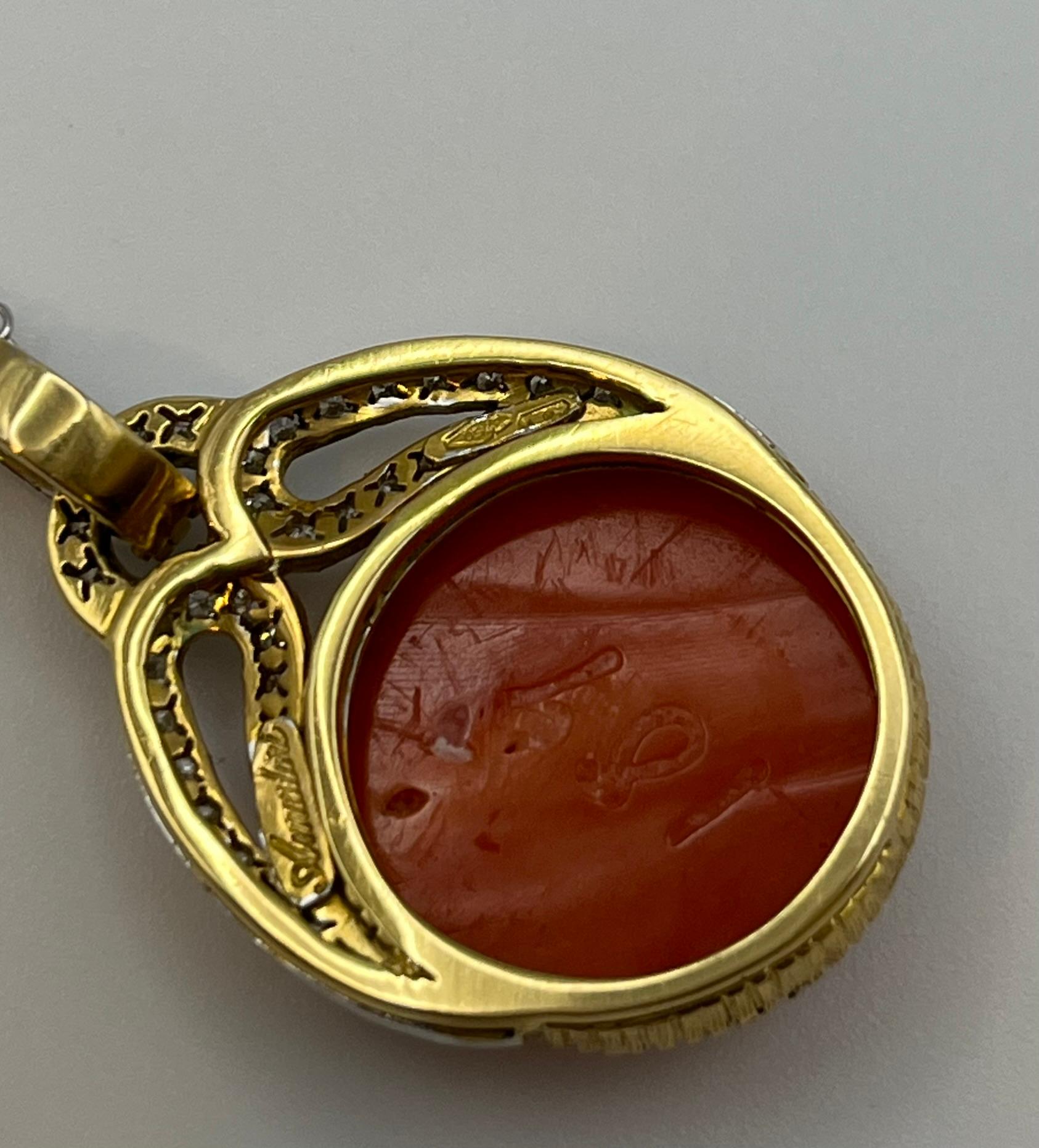 Collier en or blanc et jaune 18 carats avec pendentif en corail japonais en vente 2