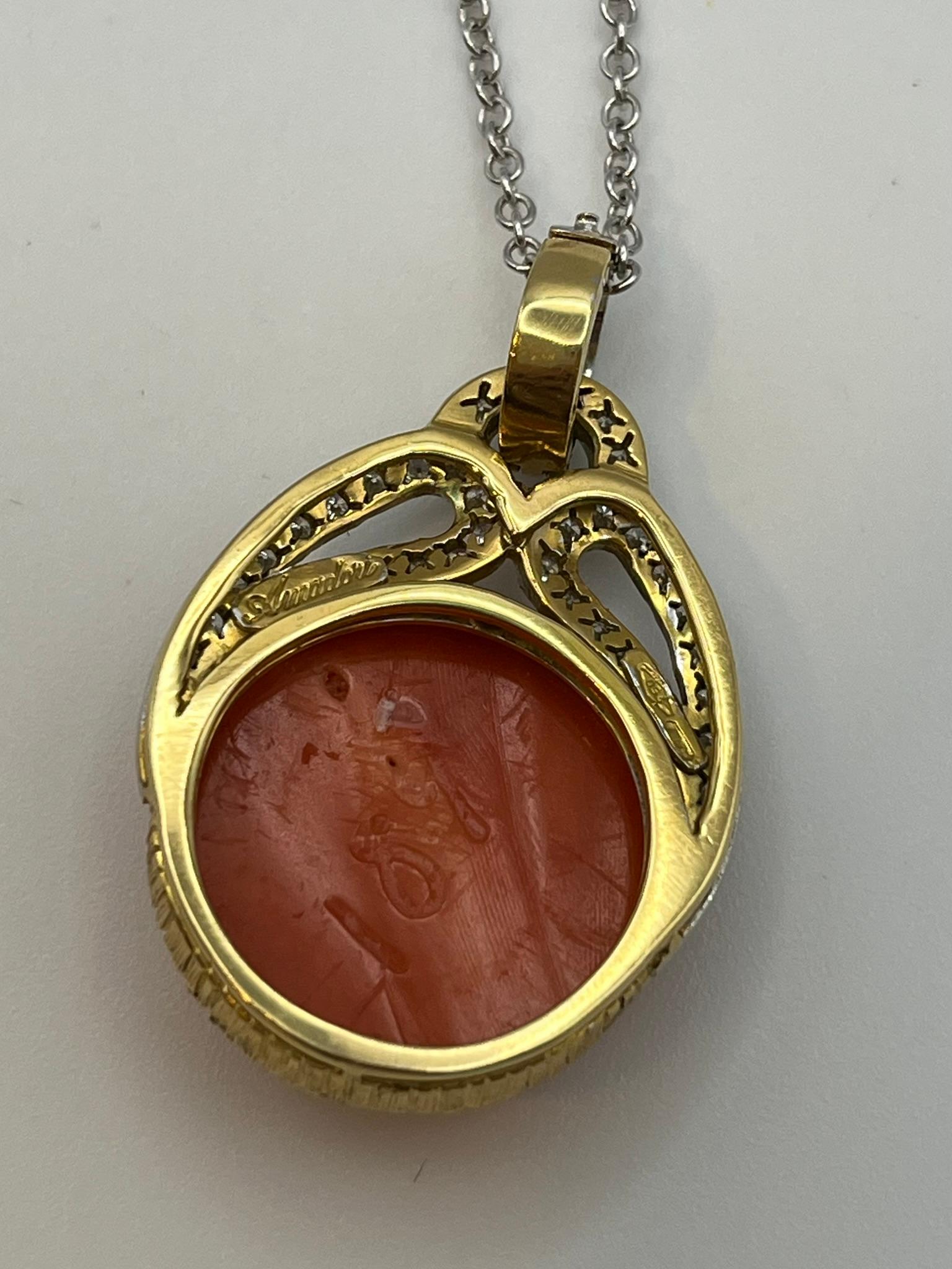 Collier en or blanc et jaune 18 carats avec pendentif en corail japonais en vente 3
