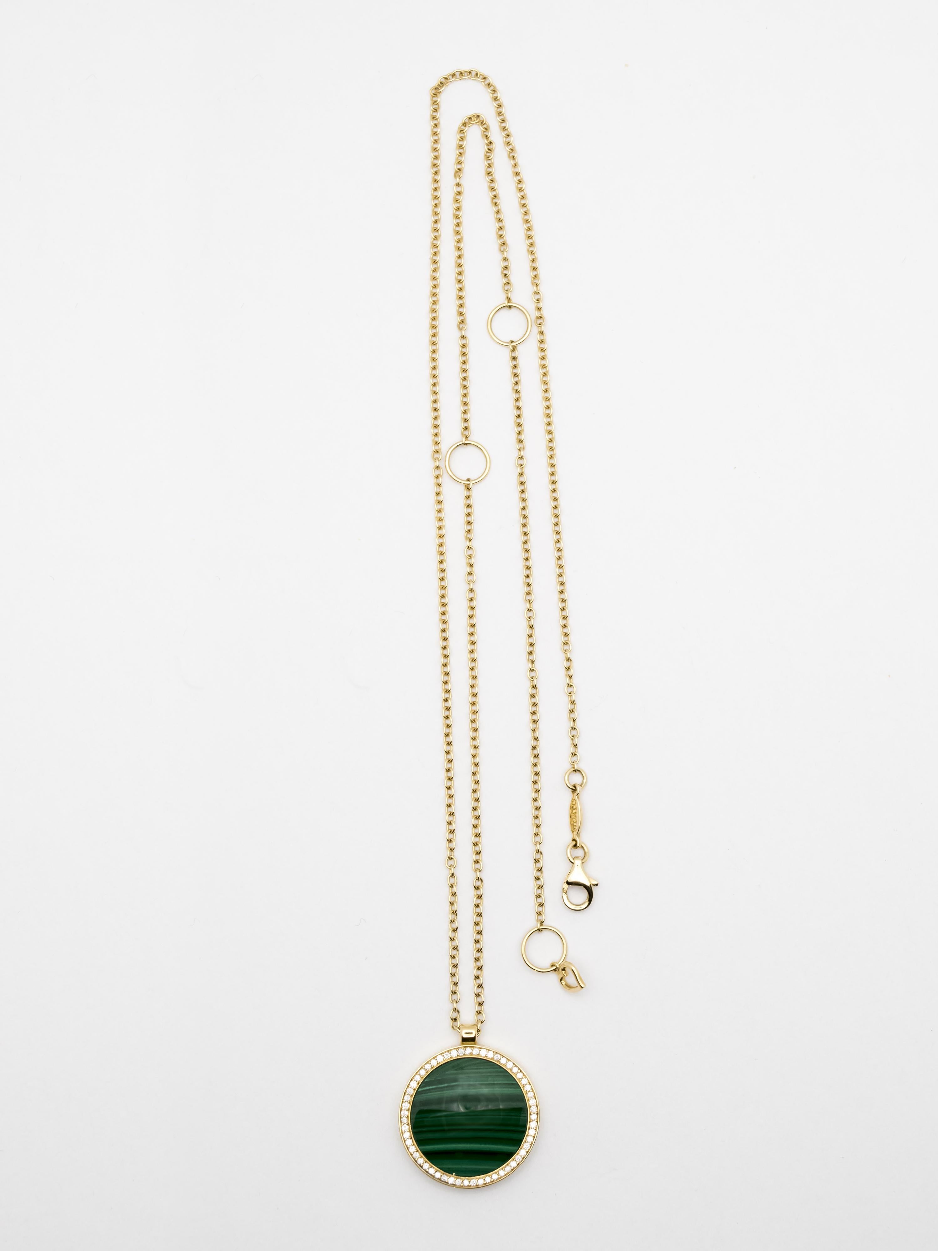 A beautiful 18 kt yellow gold necklace with yellow gold, malachite and diamond pendant.
This necklace has a chain link that is interspersed with three 70 mm diameter rings that function both as a decorative motif and to lengthen or shorten the