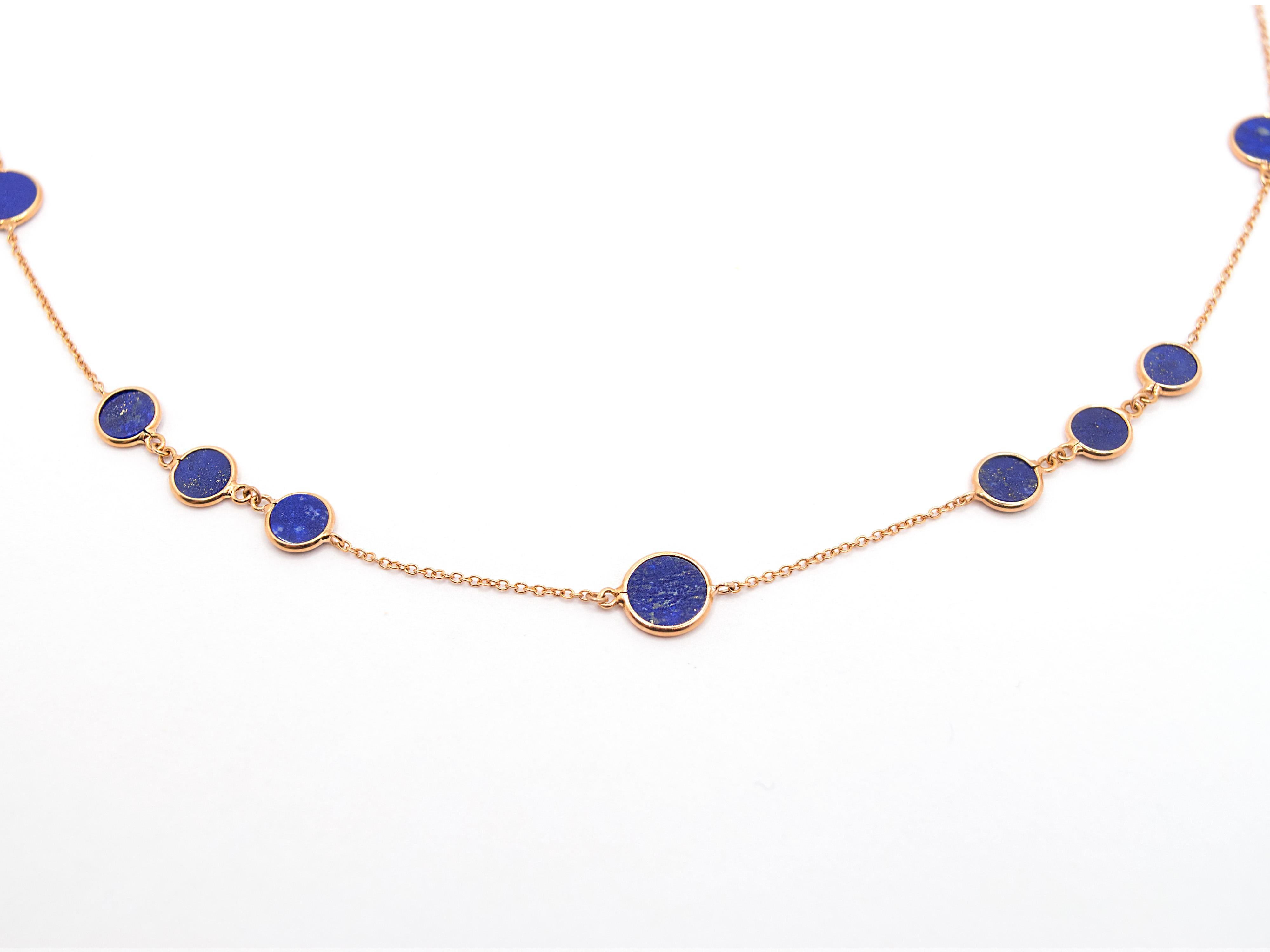 Eine wunderschöne Halskette aus 18 Kt Roségold und Lapislazuli.
Dieses Collier besteht aus einem runden Kettenglied, das mit runden Lapislazuli-Elementen im Plattenschliff durchsetzt ist, die eine wunderschöne tiefblaue Farbe haben, die mit den für