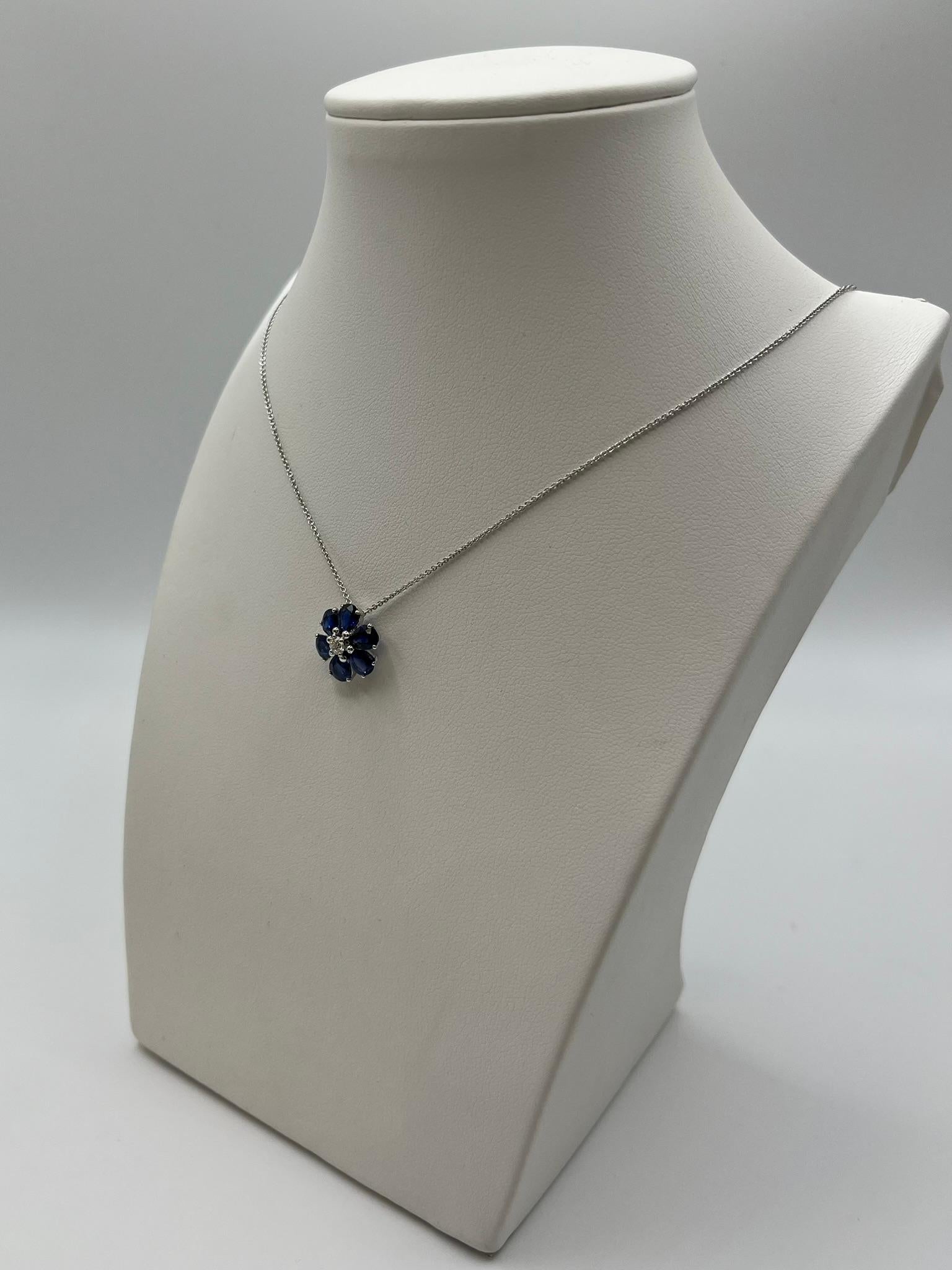 Moderno Collana Leopizzo ciondolo a Fiore con zaffiri e diamanti in vendita