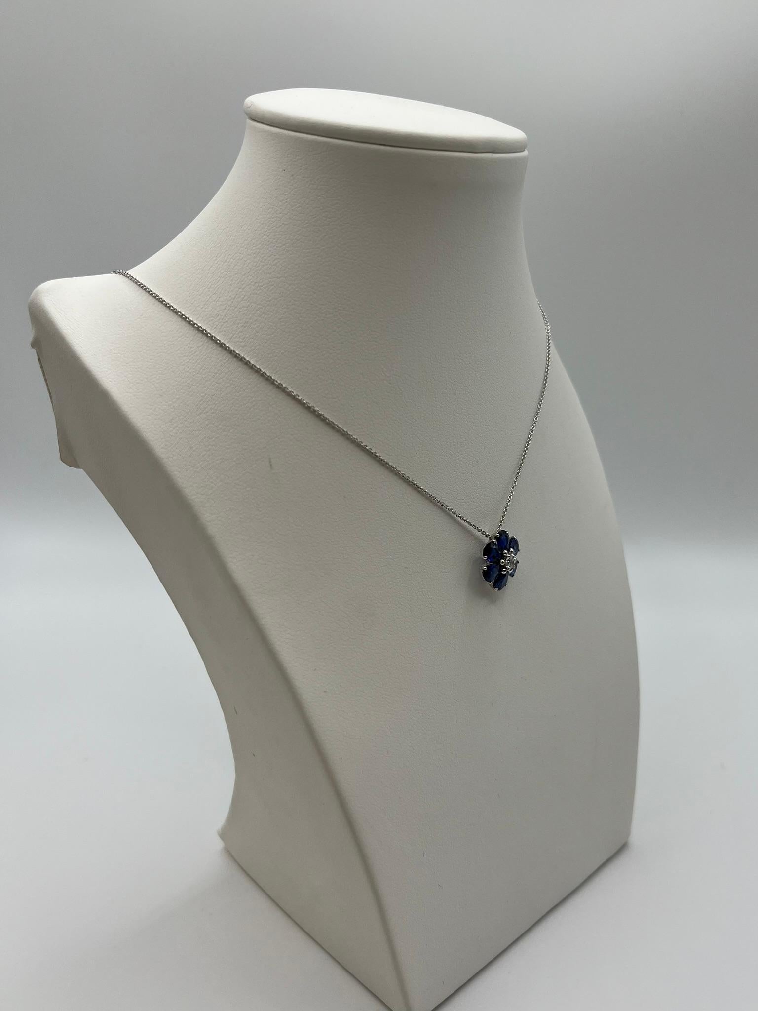 Taglio brillante Collana Leopizzo ciondolo a Fiore con zaffiri e diamanti in vendita