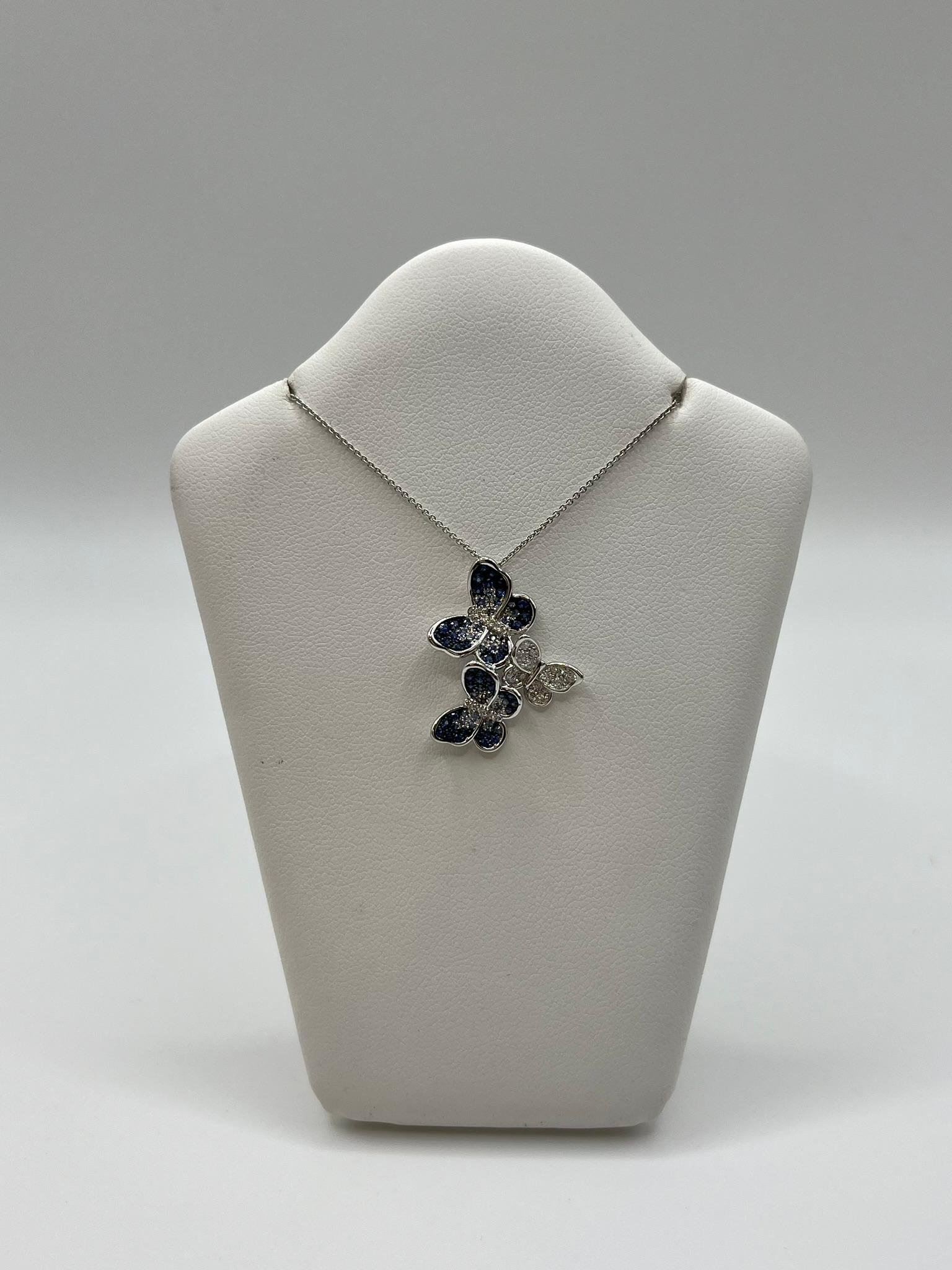 Magnifica collana Leopizzo realizzata interamente in oro bianco 18 kt. 750/00, in Italia. Il ciondolo ha una lavorazione unica nel suo genere, le tre farfalle presentano un pavé di zaffiri in varie tonalità e sfumature di blu per un peso di 0.48 ct.