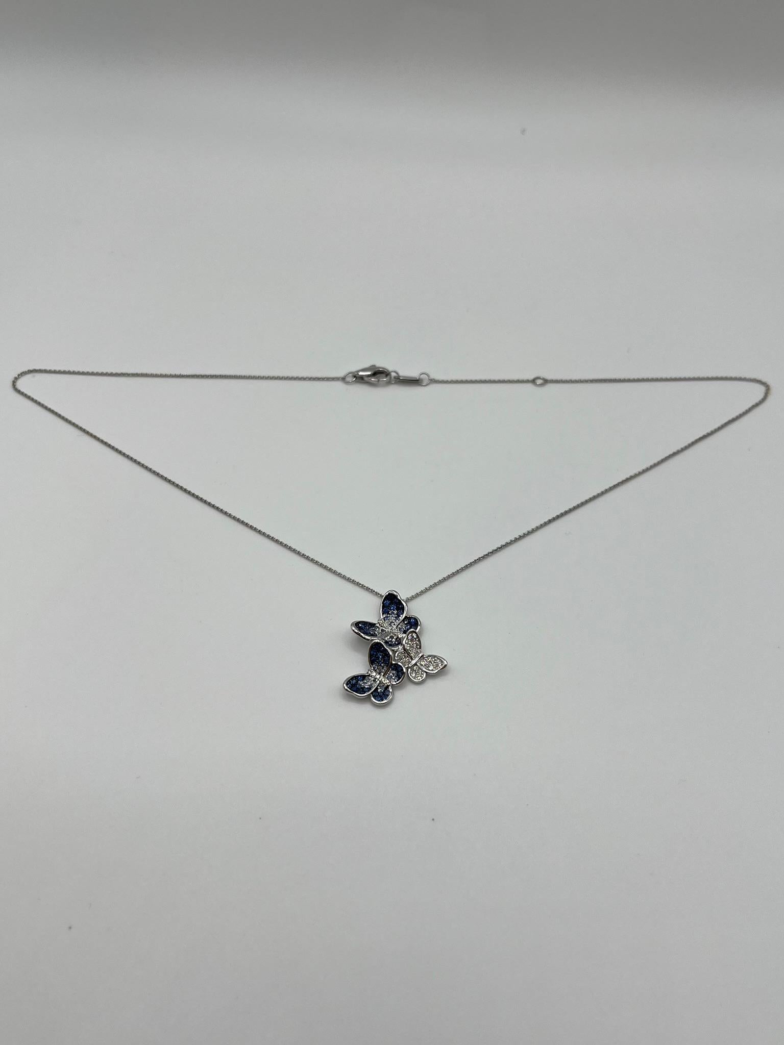 Moderno Collana Leopizzo ciondolo con farfalle con zaffiri e diamanti in vendita