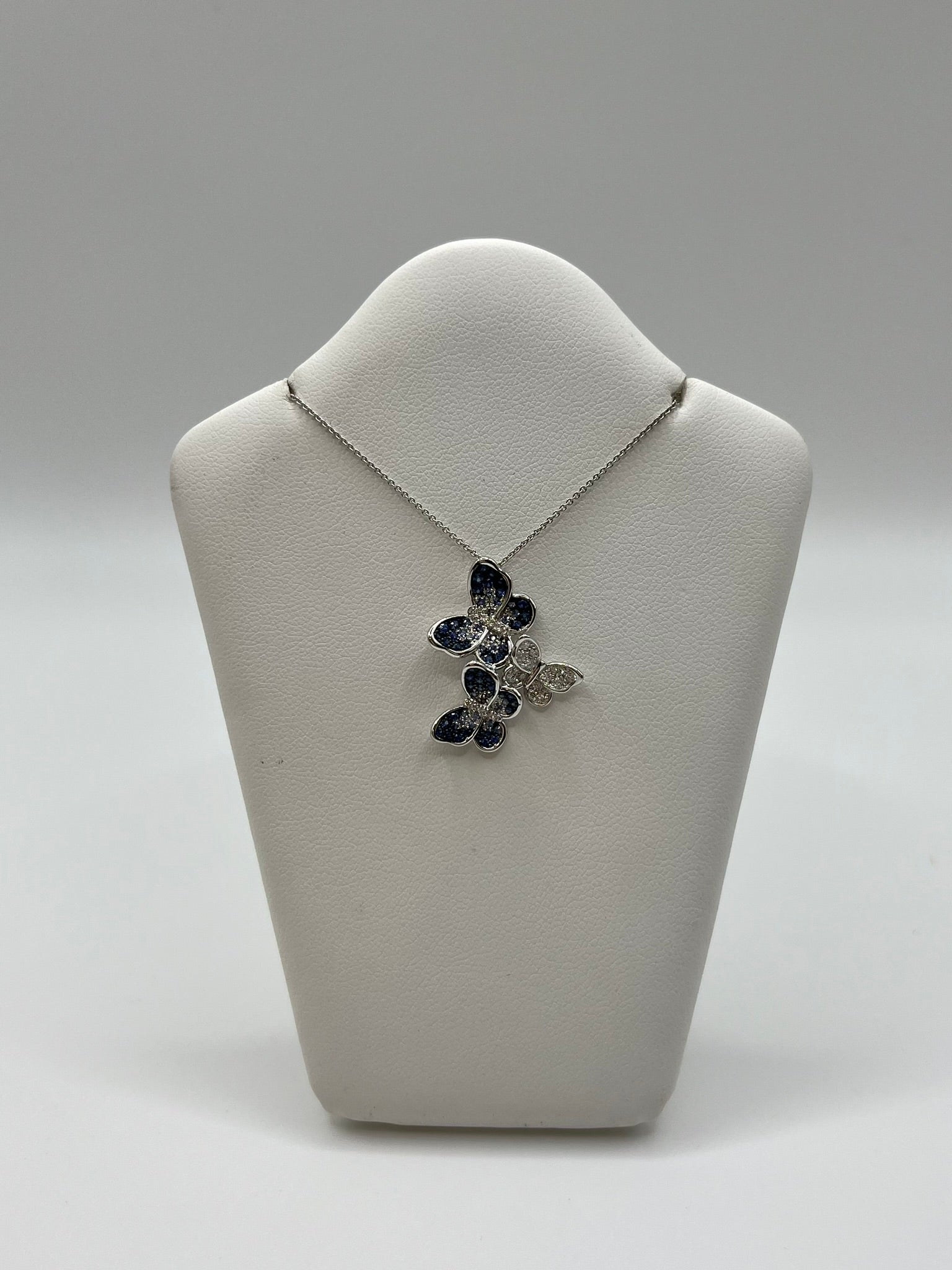Collana Leopizzo ciondolo con farfalle con zaffiri e diamanti in vendita