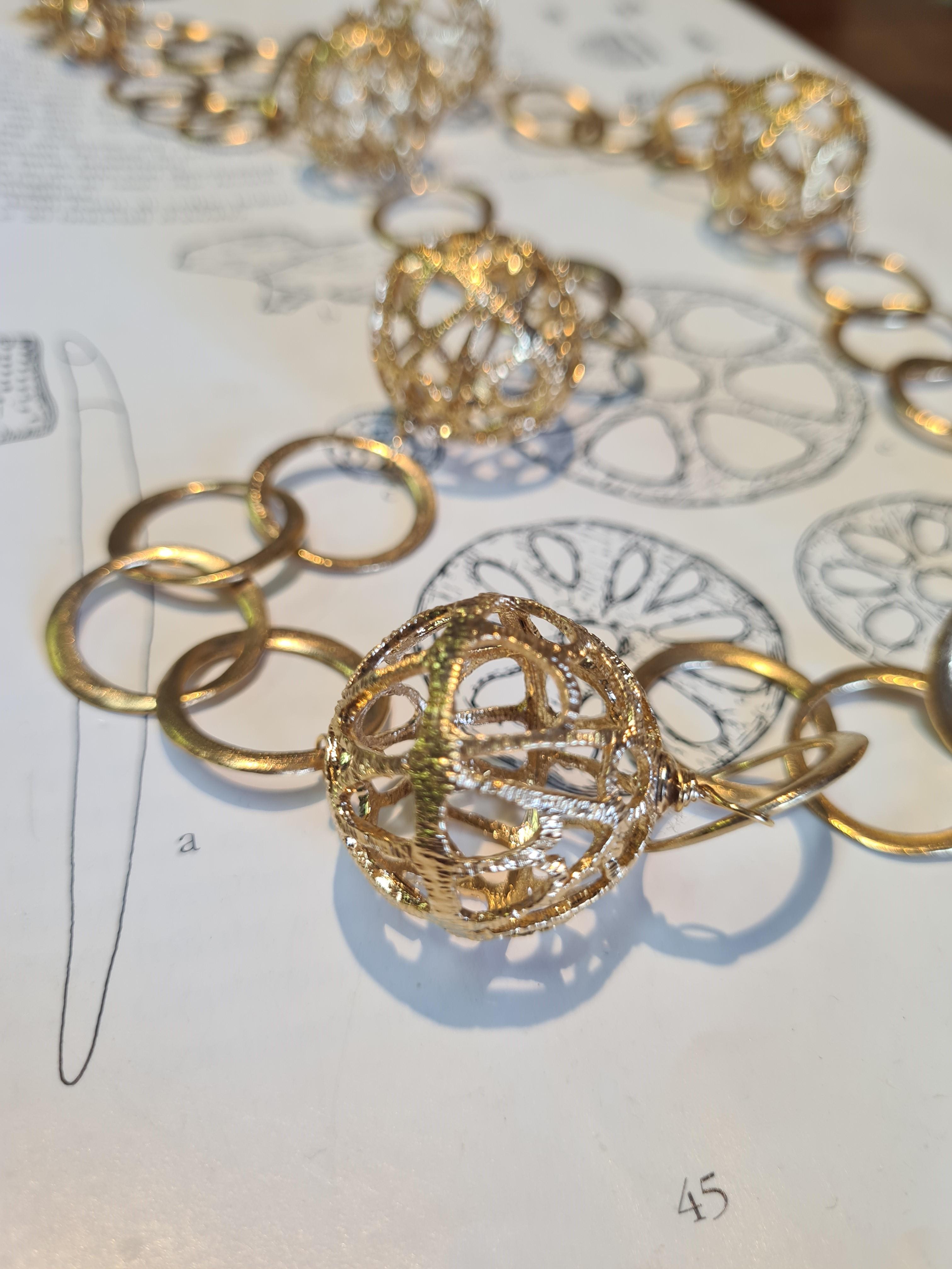 Collana lunga collezione Sfera Disco Traforato preistorico For Sale 6