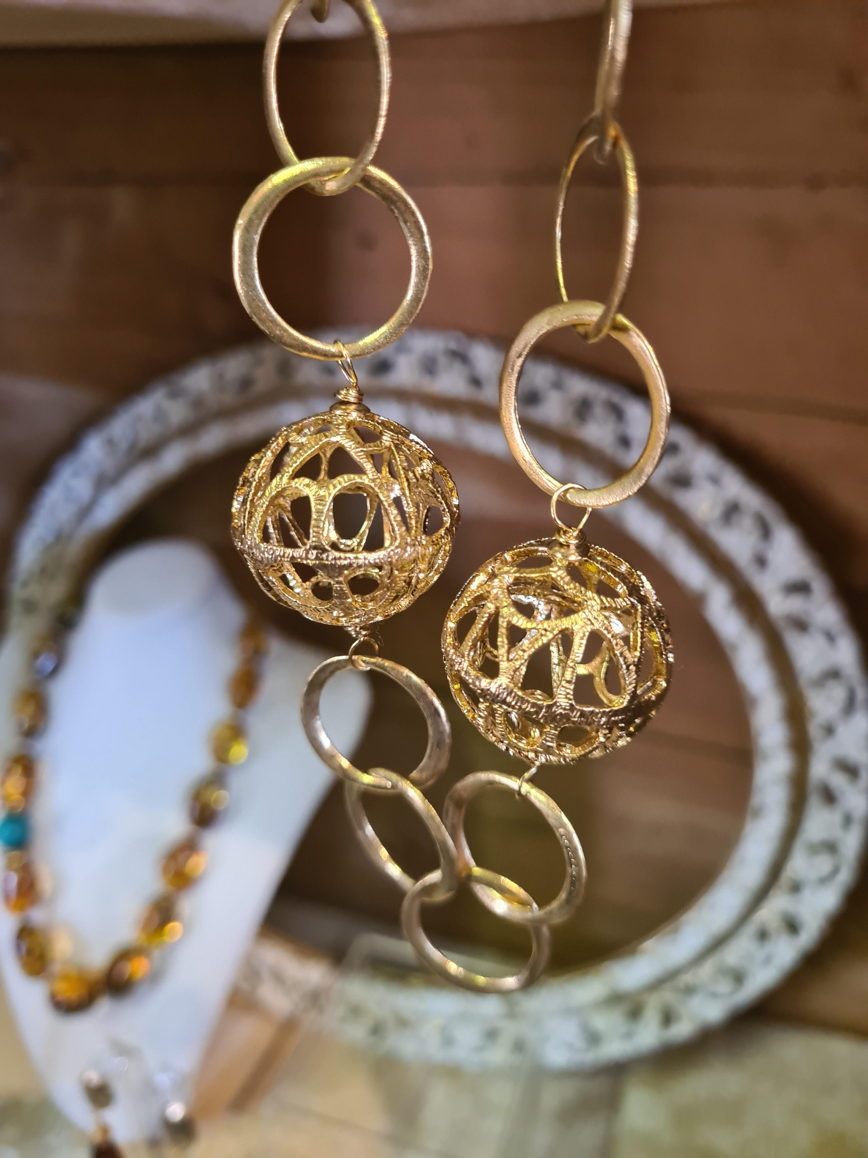 Collana lunga collezione Sfera Disco Traforato preistorico For Sale 7