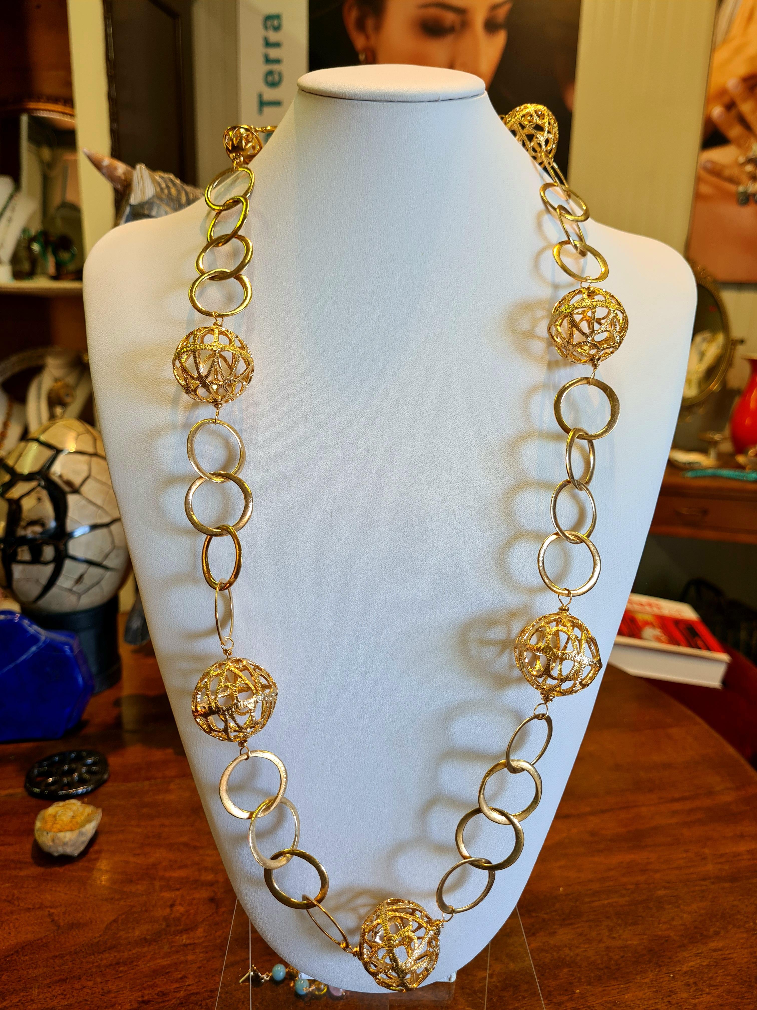 Collana lunga collezione Disco Traforato preistorico creata a mano con l'antica tecnica della cera persa (o microfusione) in Argento 925 placcato in Oro 24 carati.
Questa collana fa parte della collezione ispirata ad un piccolo Disto Traforato