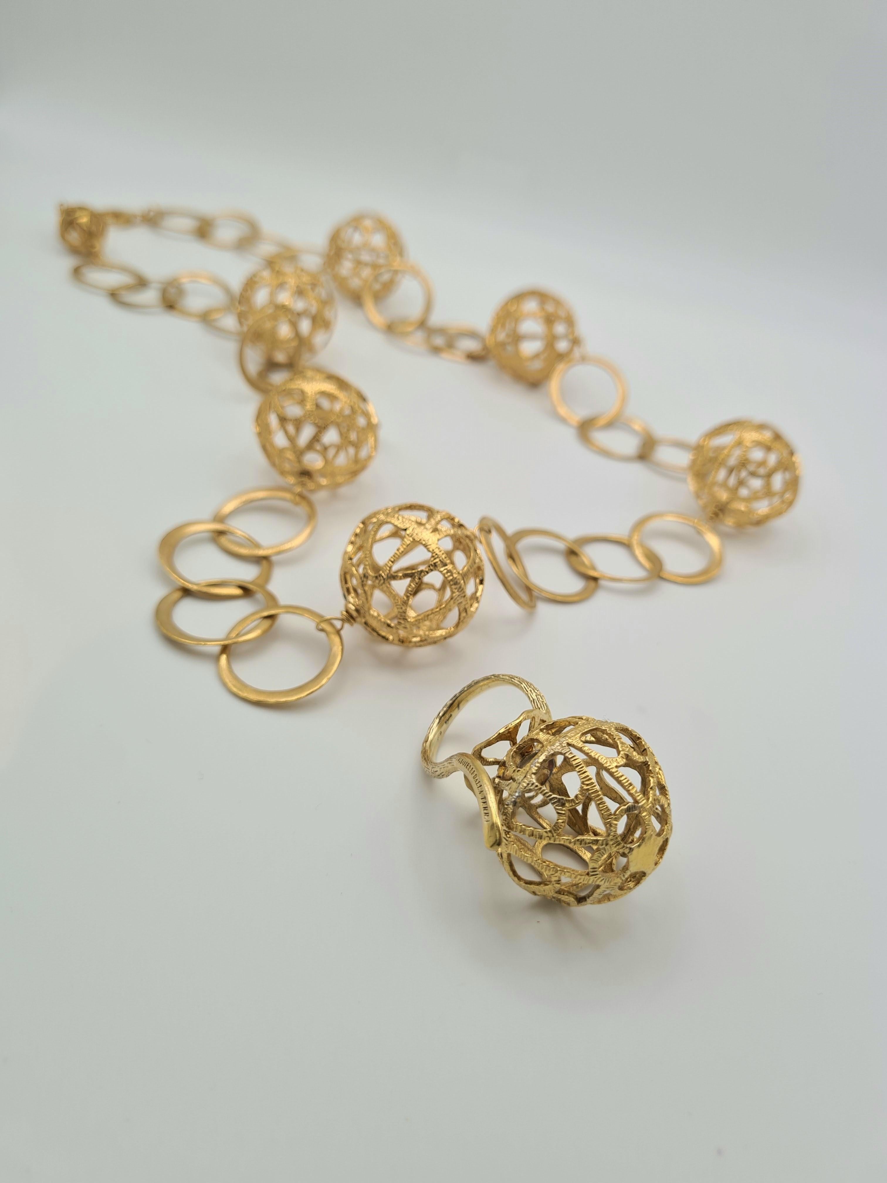 Collana lunga collezione Sfera Disco Traforato preistorico For Sale 1